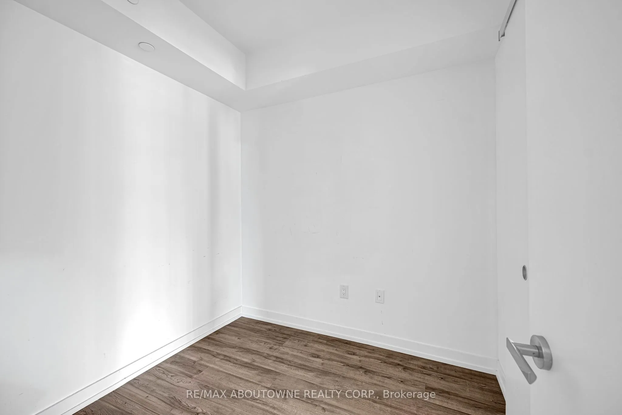 77 Shuter Street, #1516