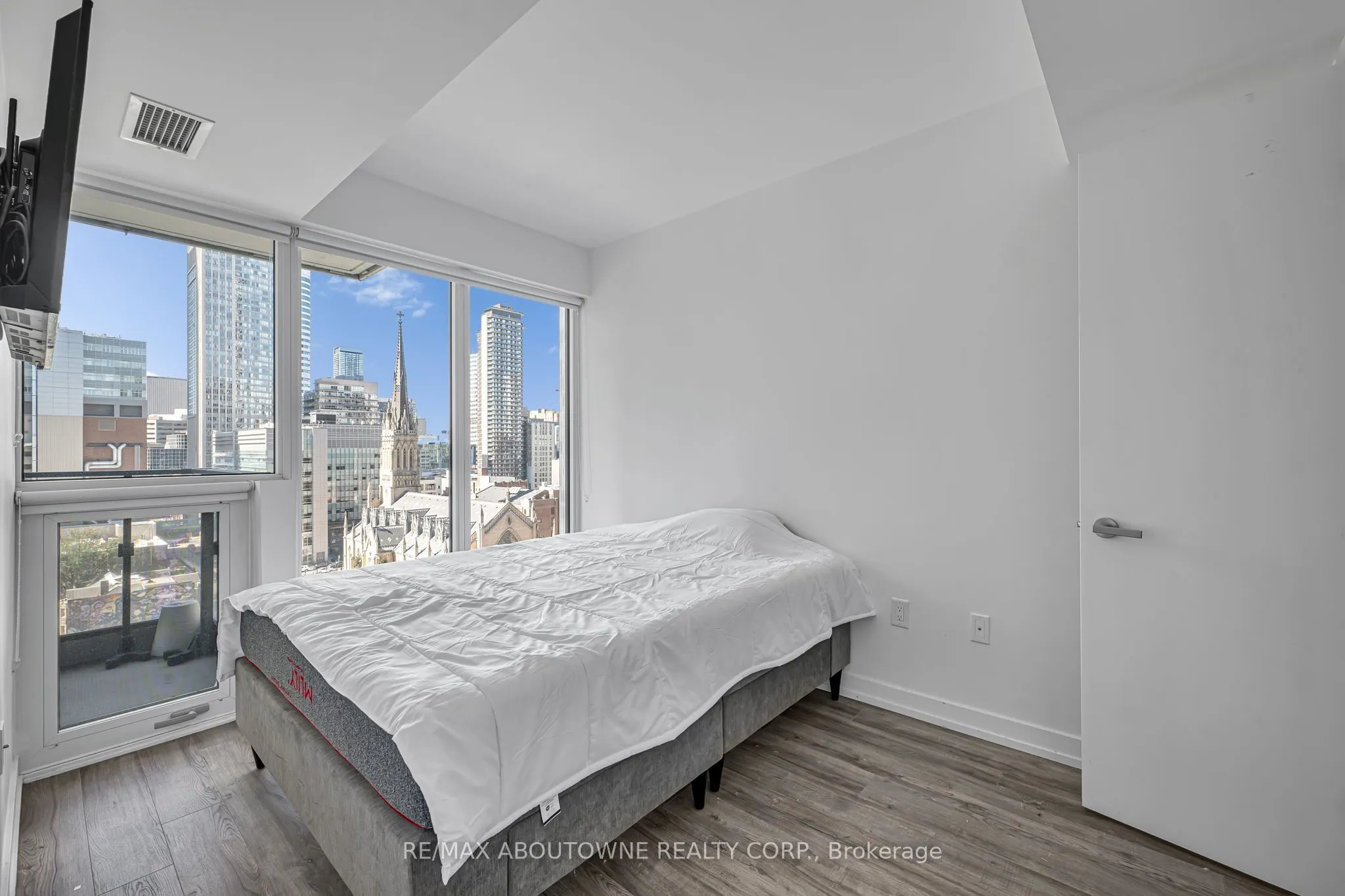 77 Shuter Street, #1516