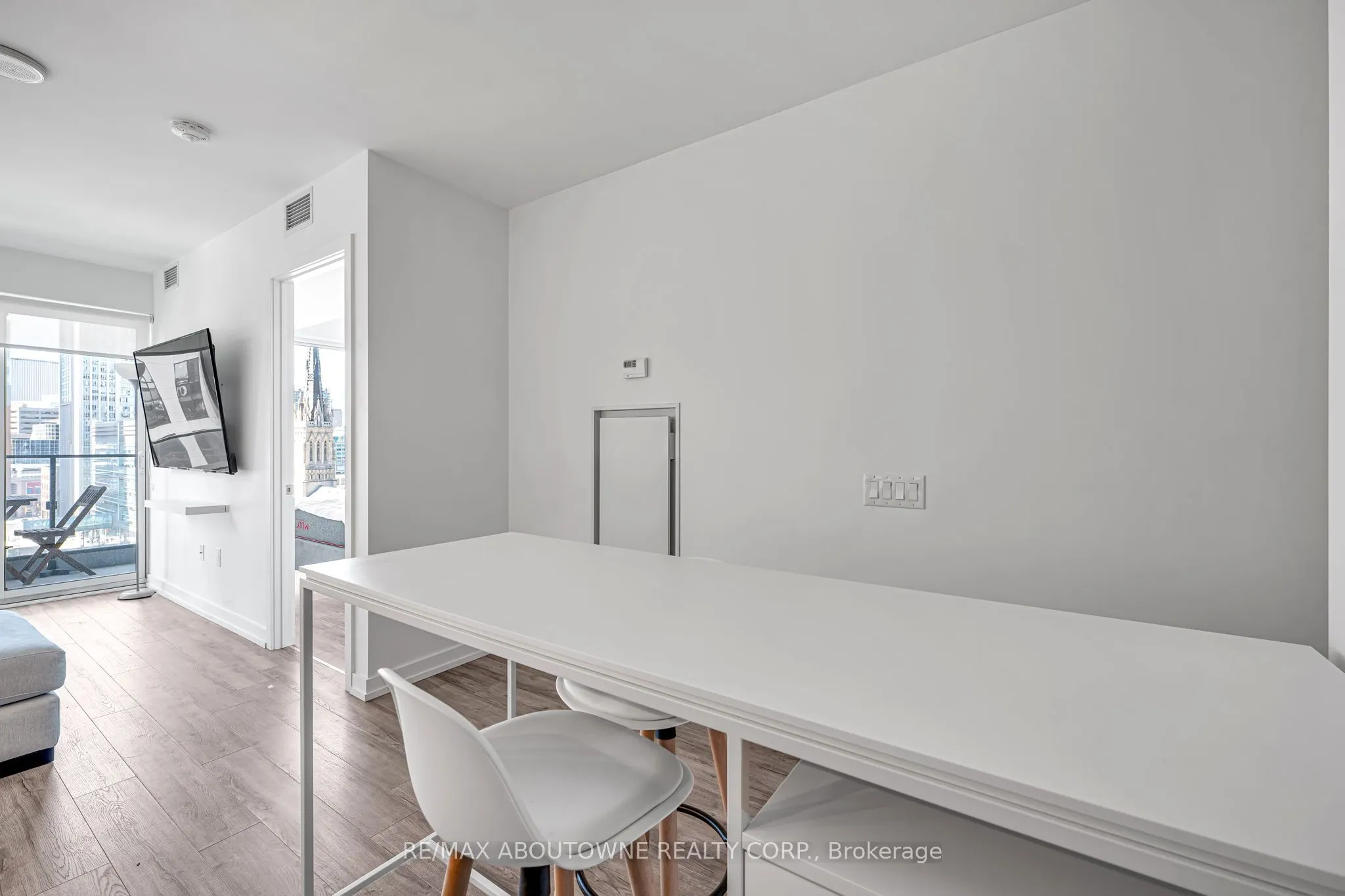 77 Shuter Street, #1516