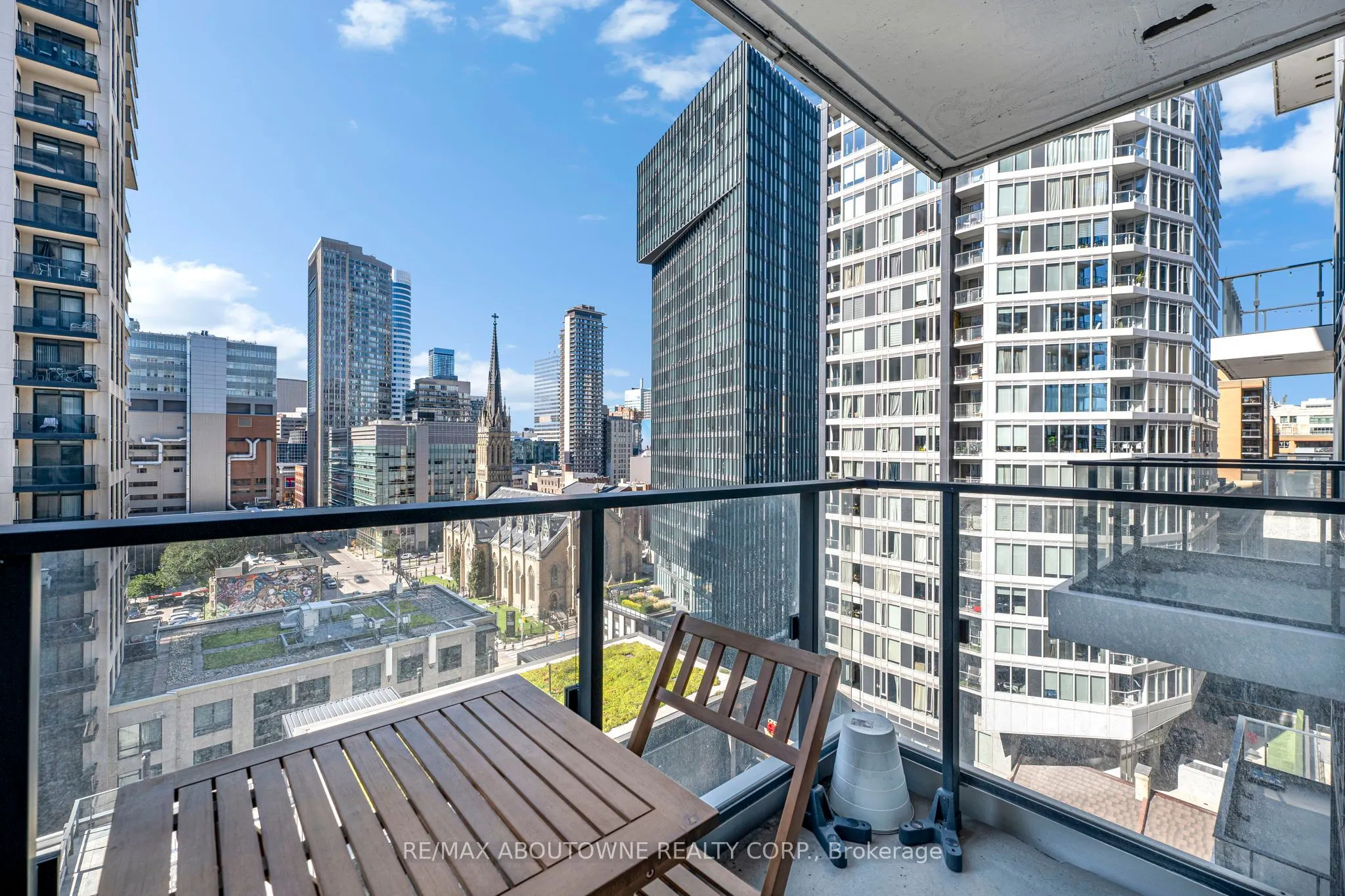 77 Shuter Street, #1516
