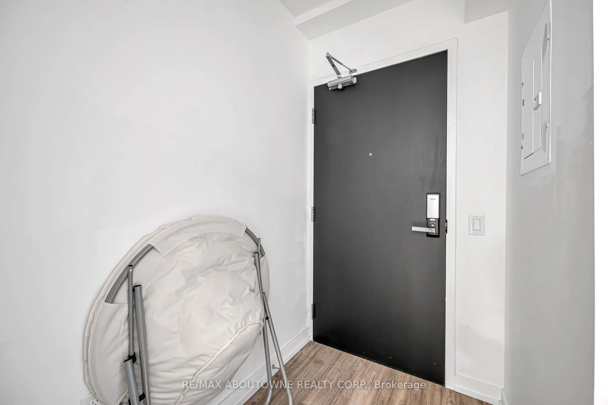 77 Shuter Street, #1516