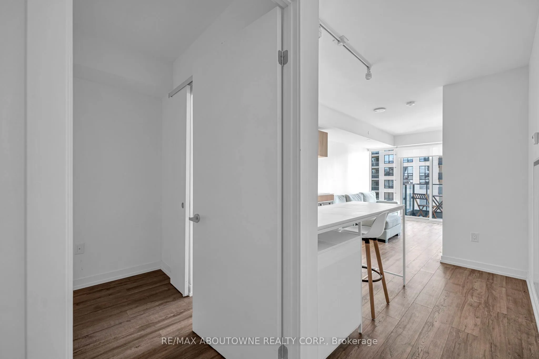 77 Shuter Street, #1516