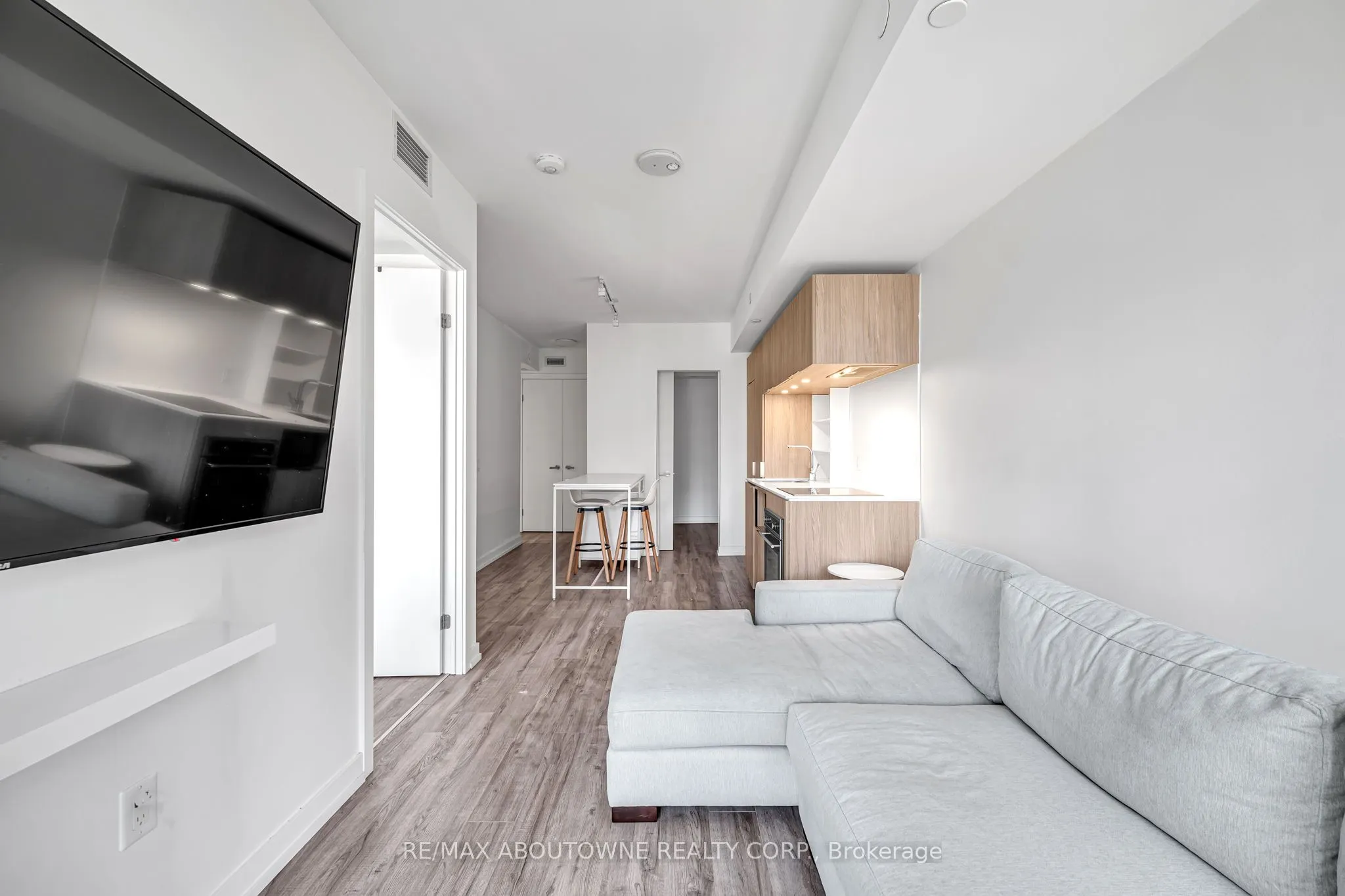 77 Shuter Street, #1516