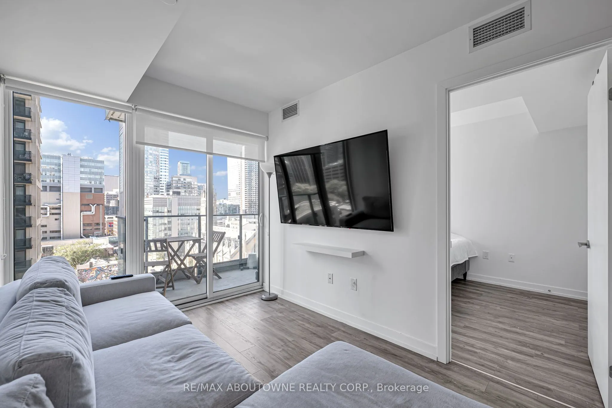 77 Shuter Street, #1516