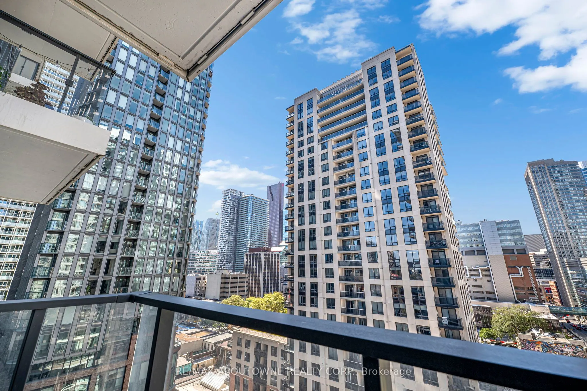 77 Shuter Street, #1516