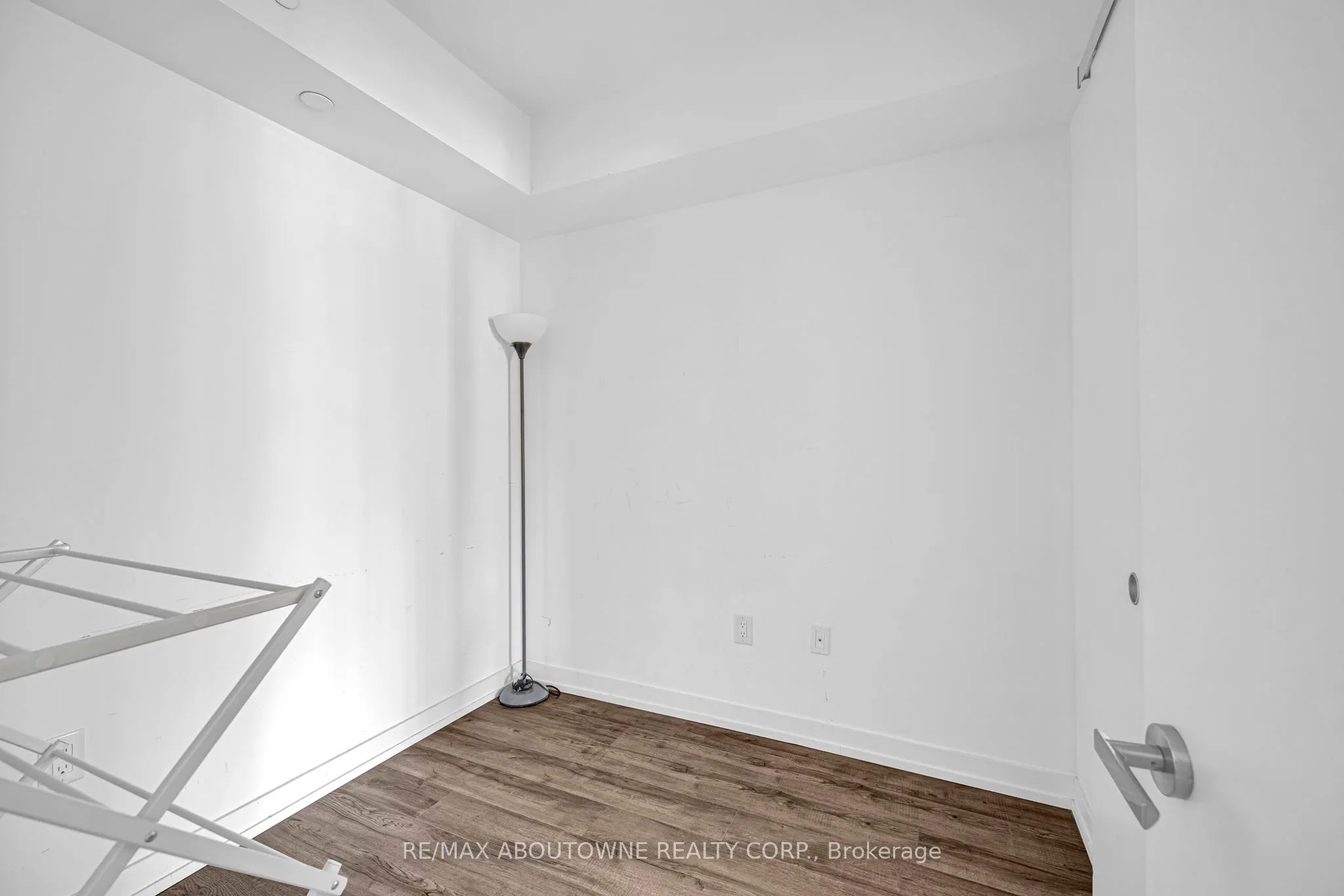 77 Shuter Street, #1516