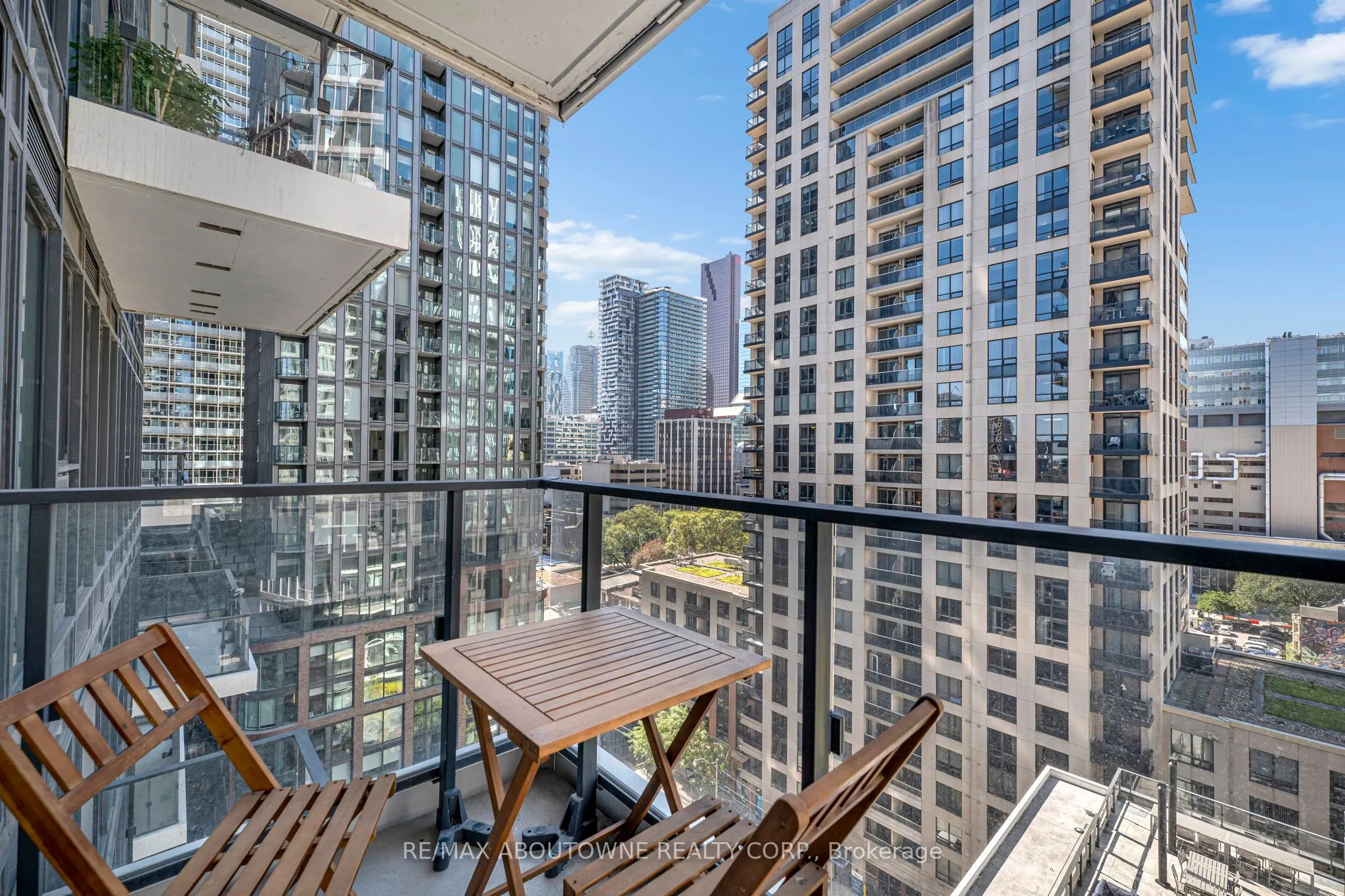77 Shuter Street, #1516