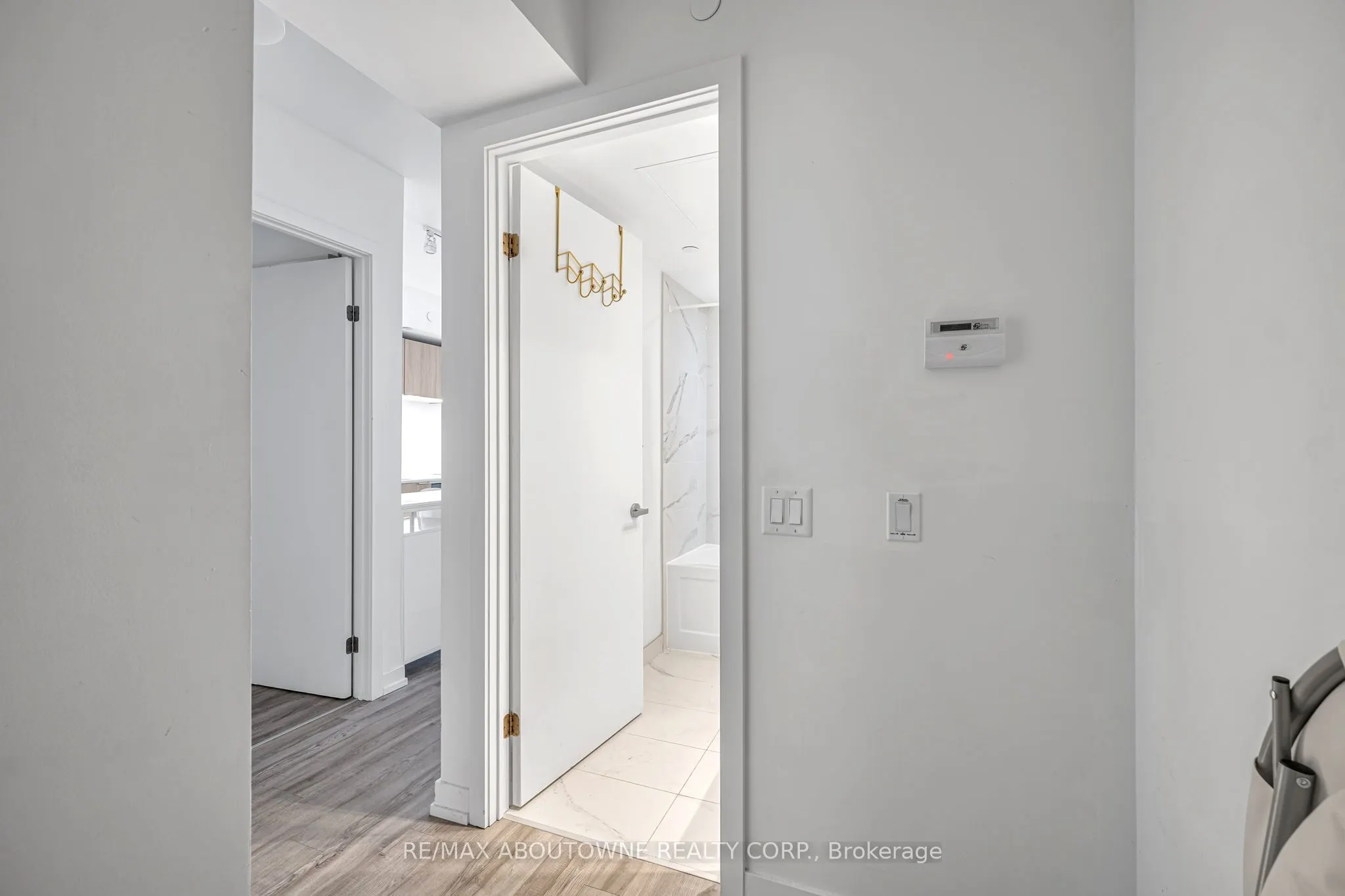 77 Shuter Street, #1516
