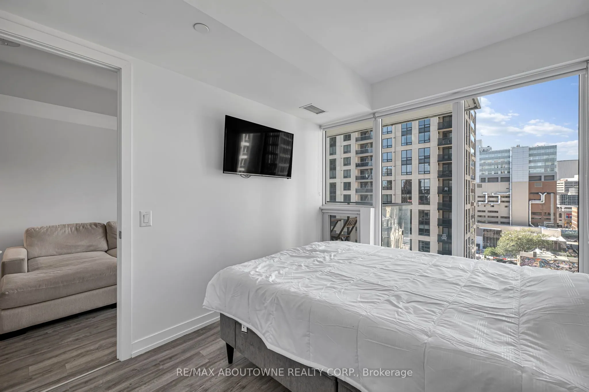 77 Shuter Street, #1516