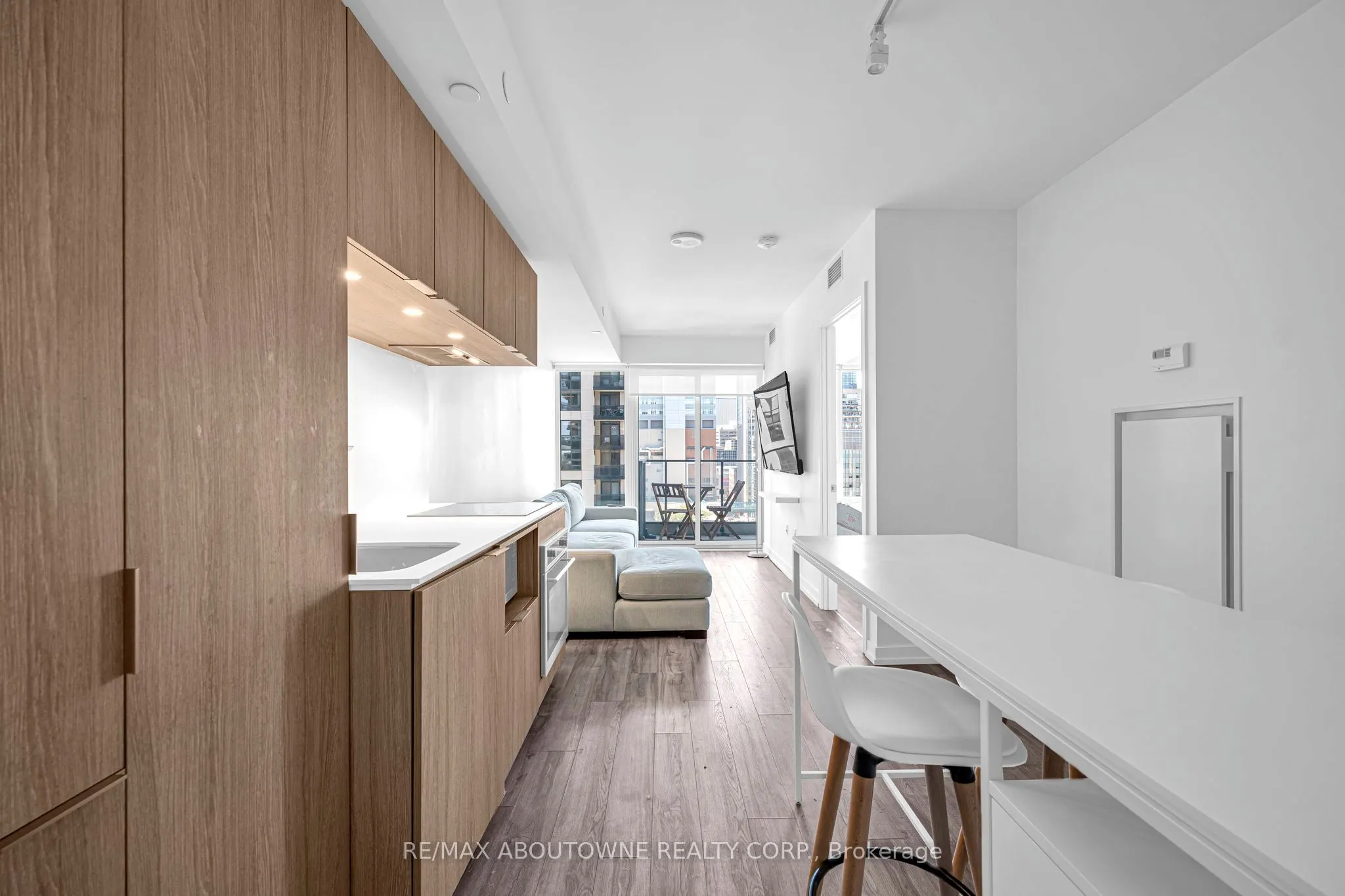 77 Shuter Street, #1516