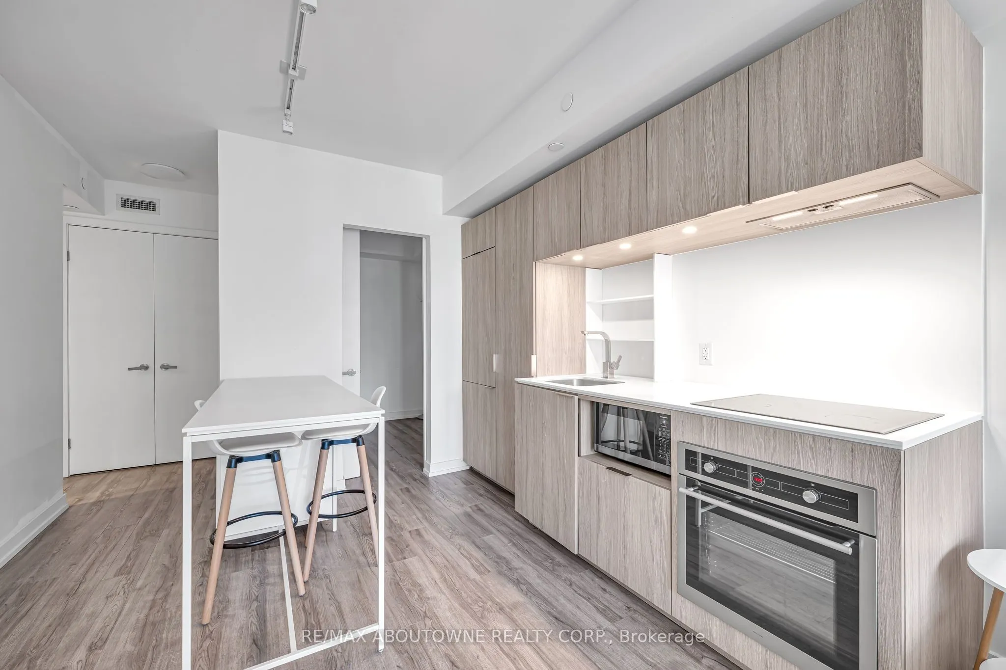 77 Shuter Street, #1516
