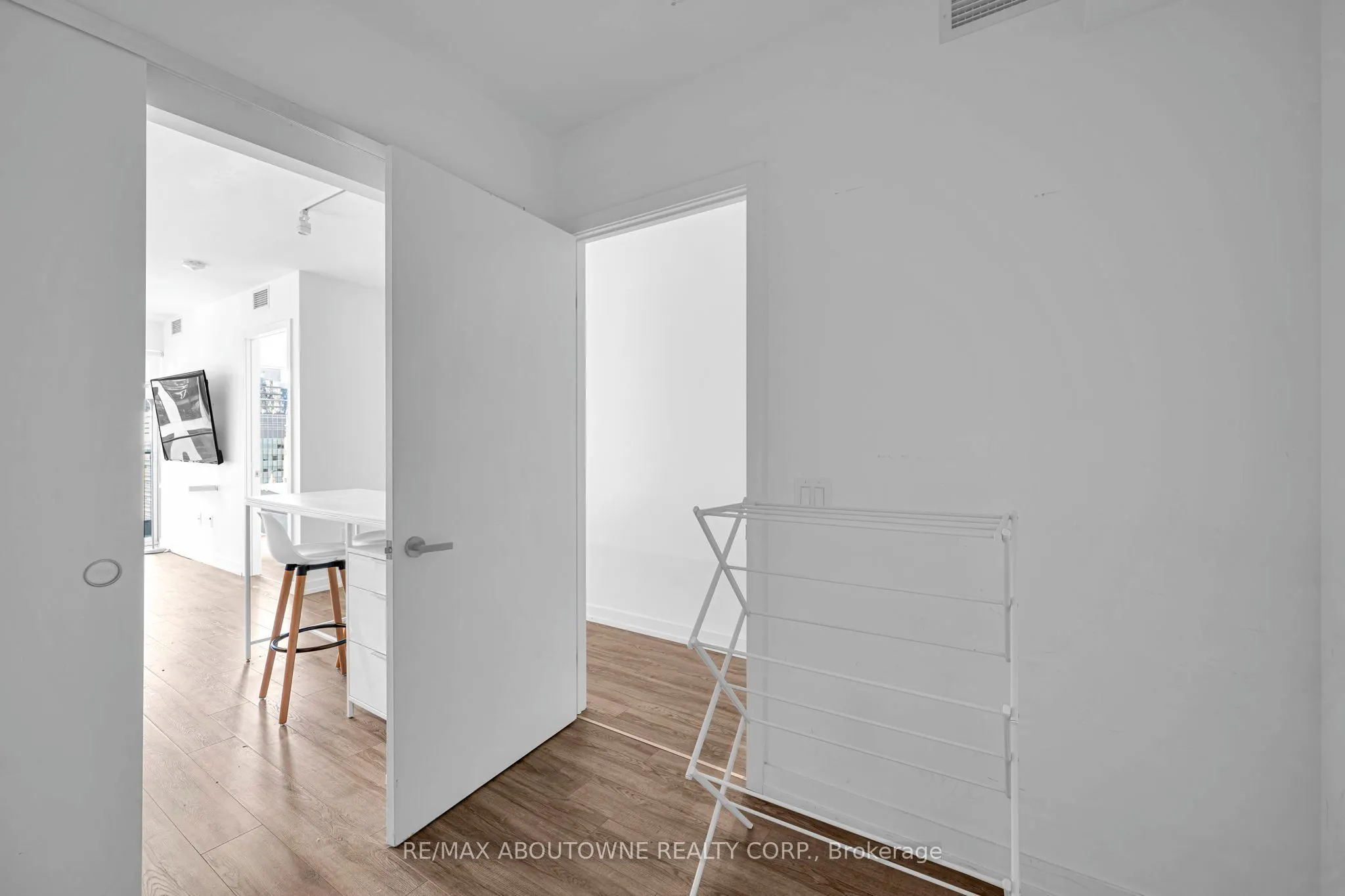 77 Shuter Street, #1516