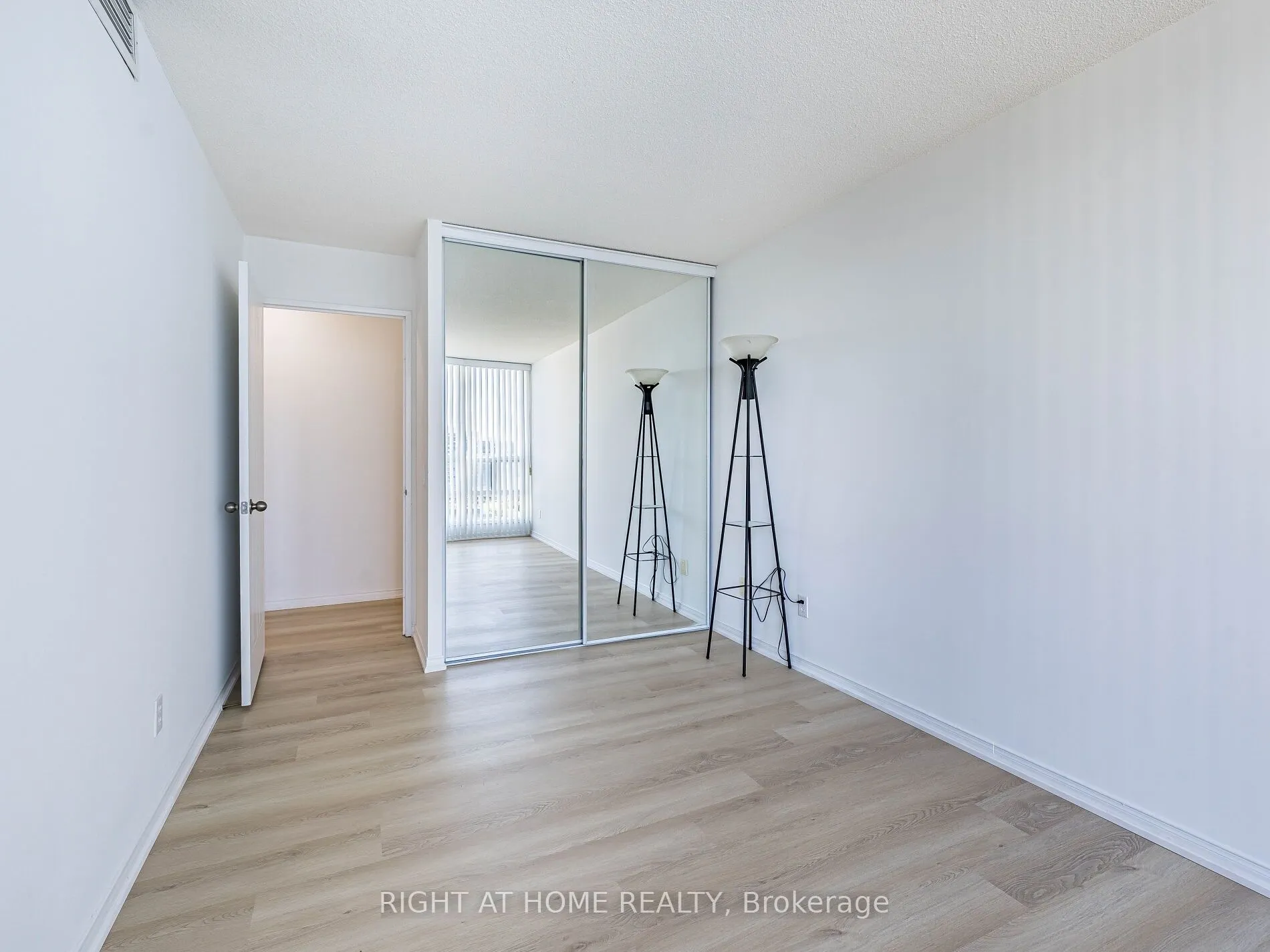 238 Doris Avenue, #2001
