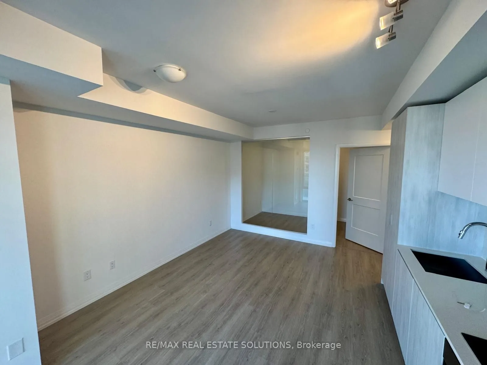 28 Widmer Street, #3726