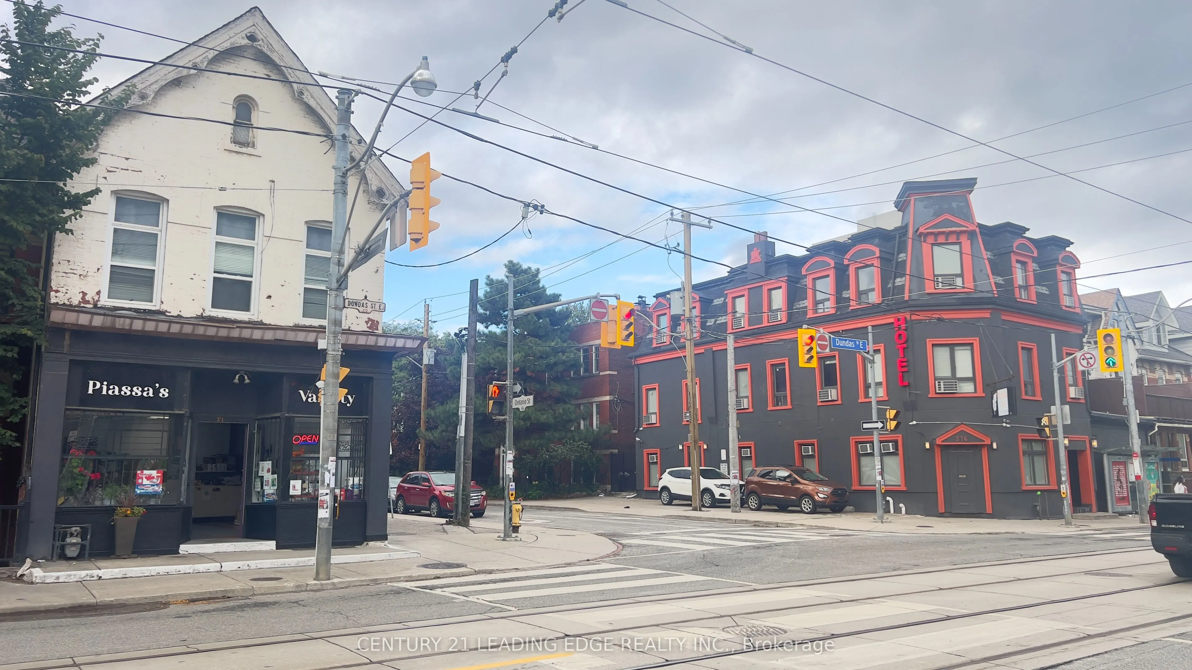 374 Dundas Street E