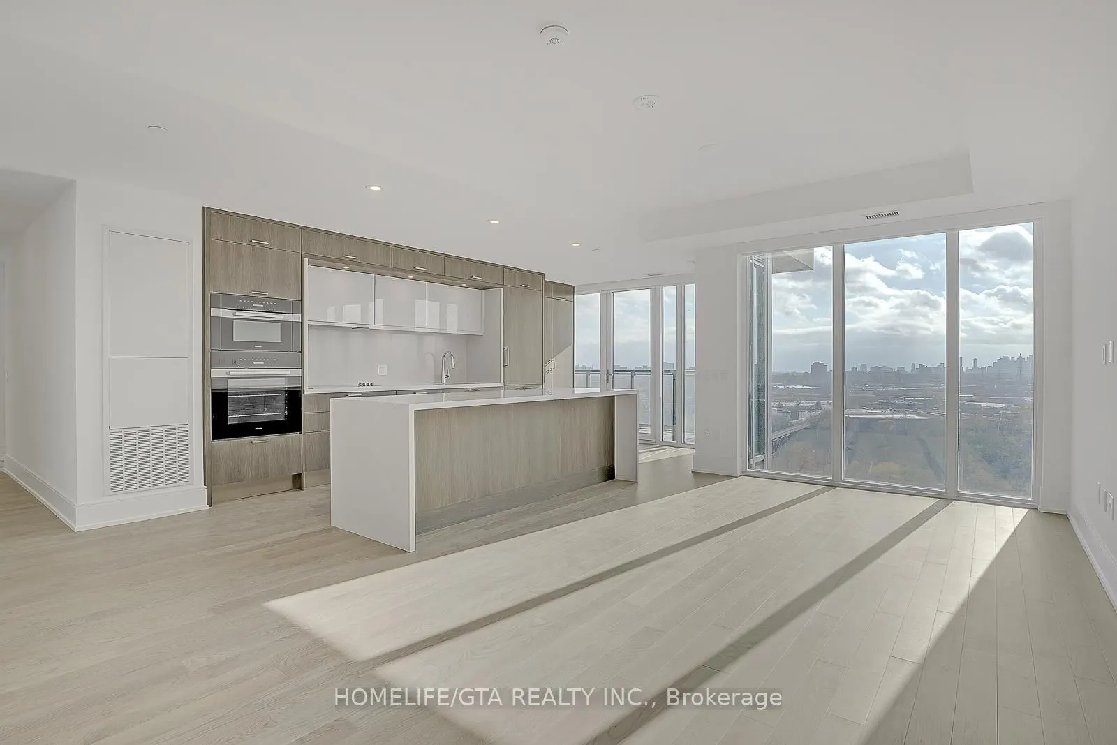 20 Inn On The Park Drive, #1833