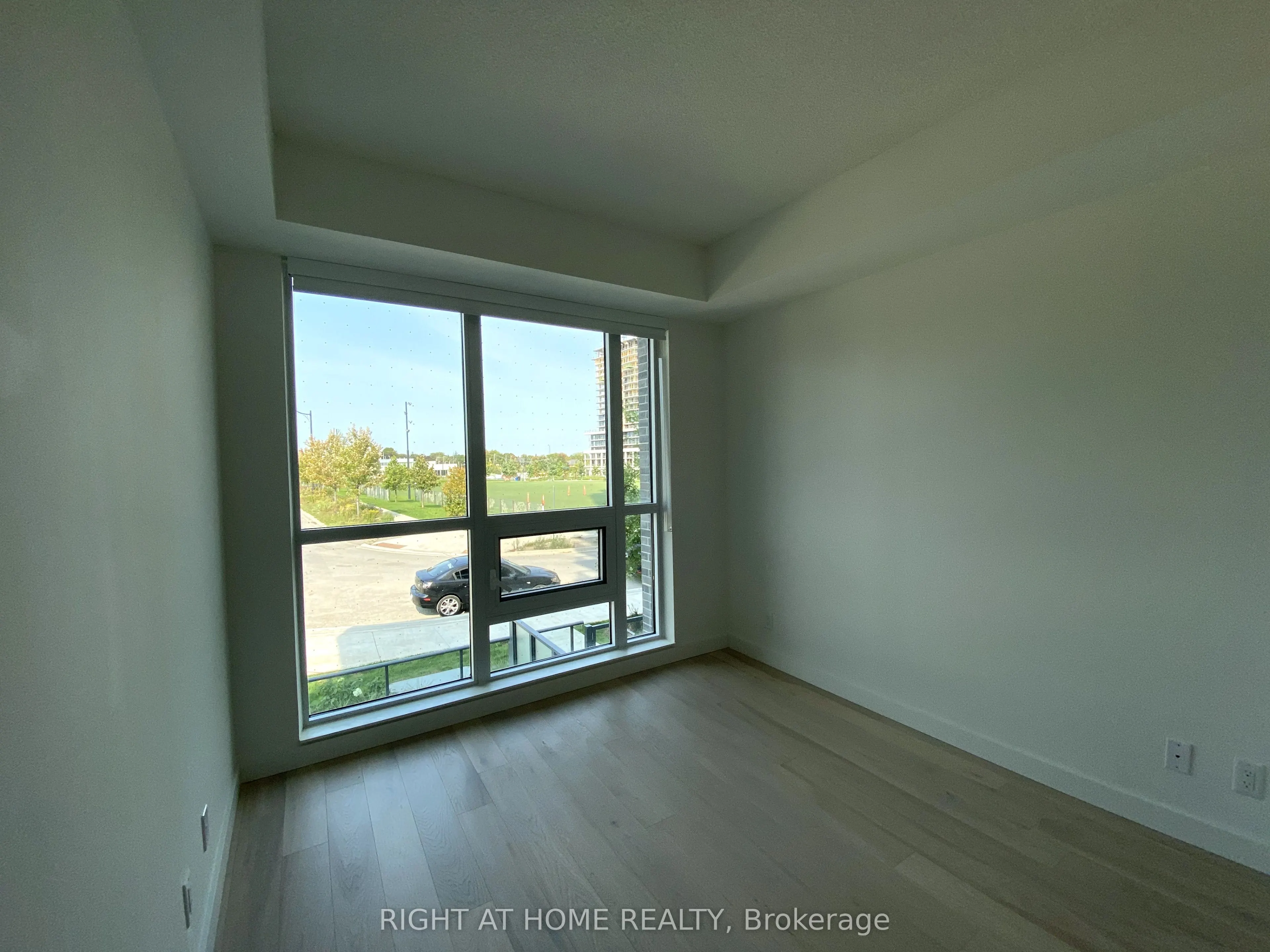 11 mcmahon Drive S, #106