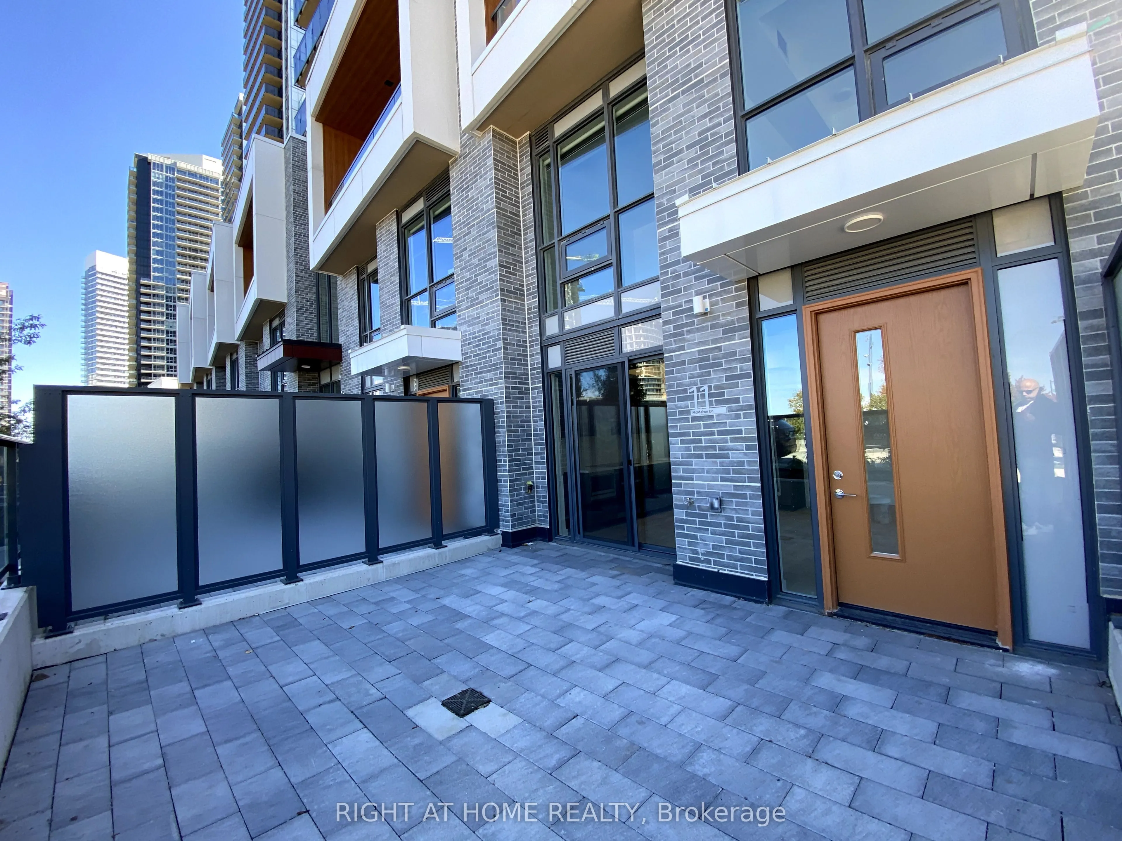 11 mcmahon Drive S, #106