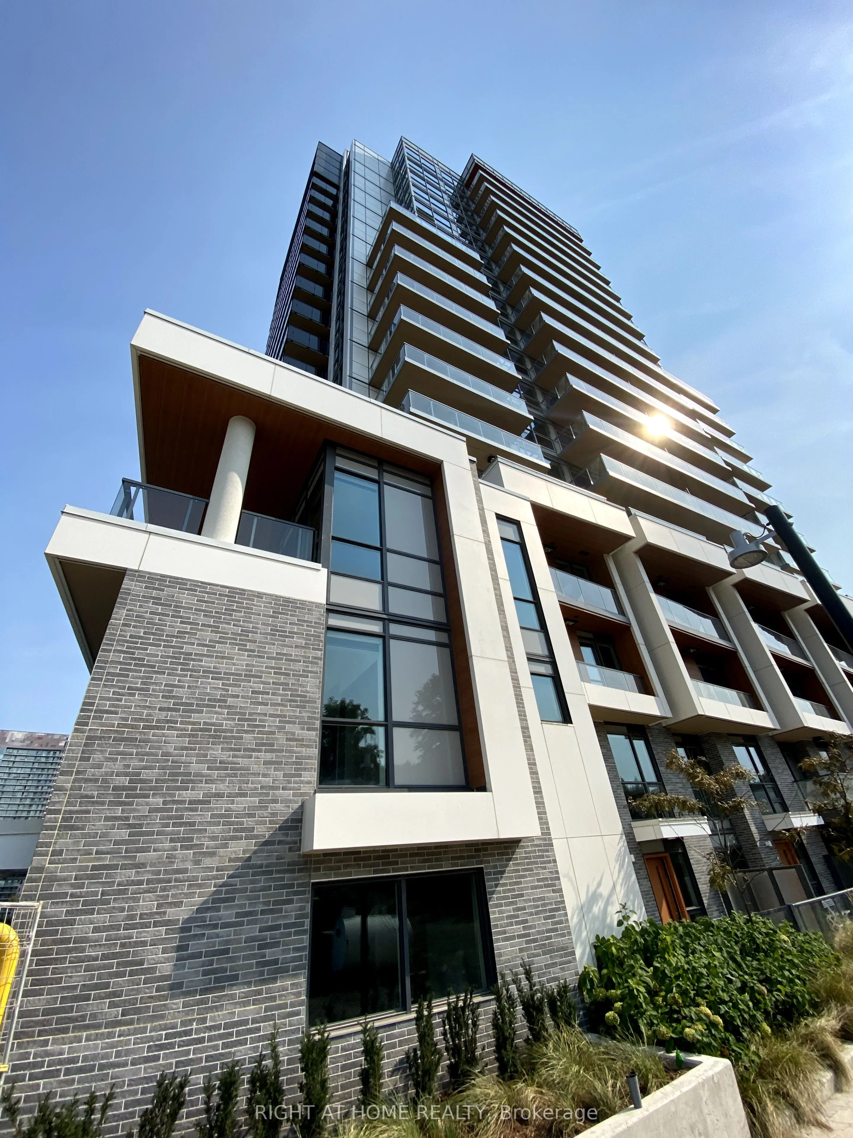 11 mcmahon Drive S, #106