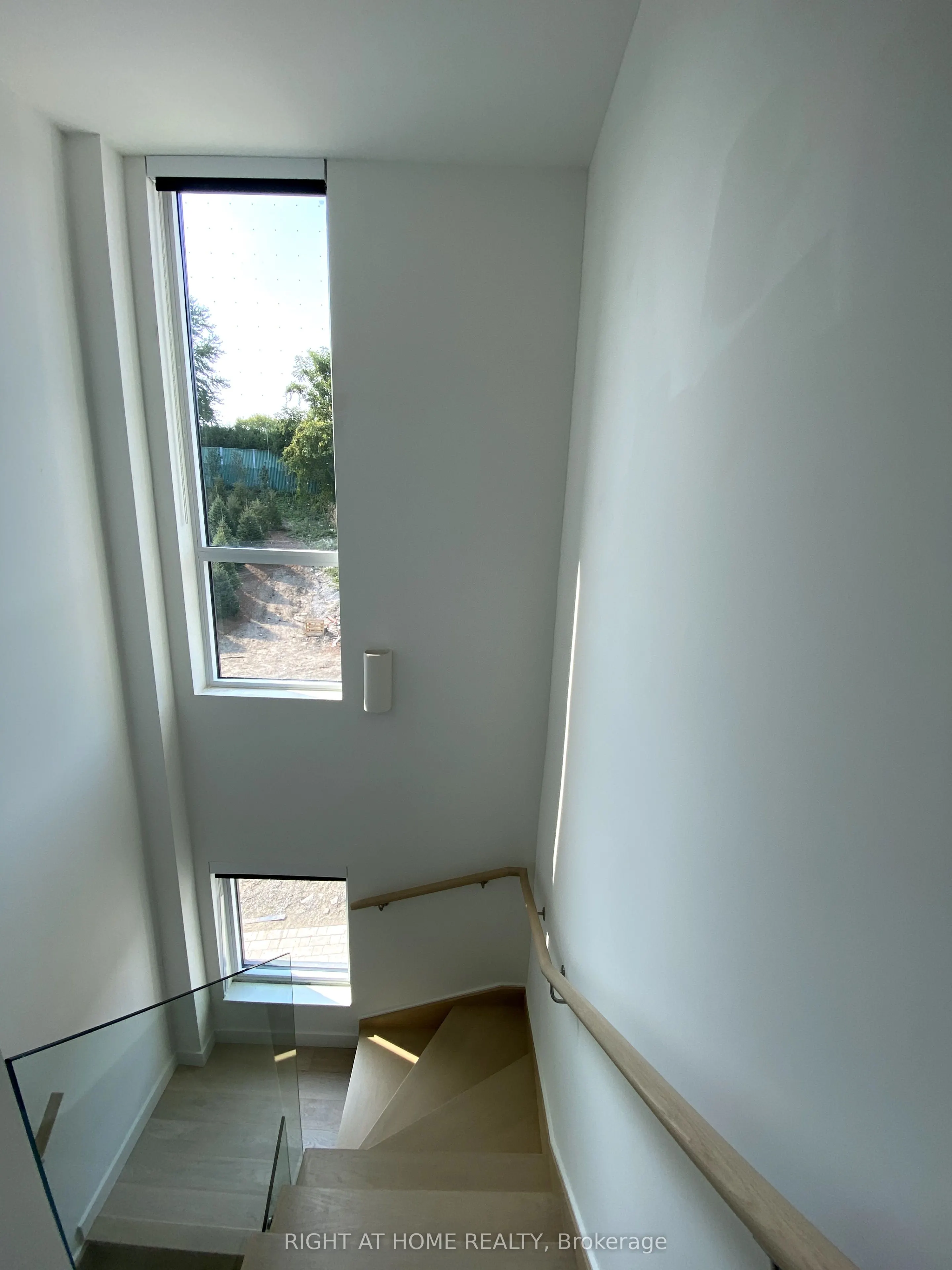 11 mcmahon Drive S, #106