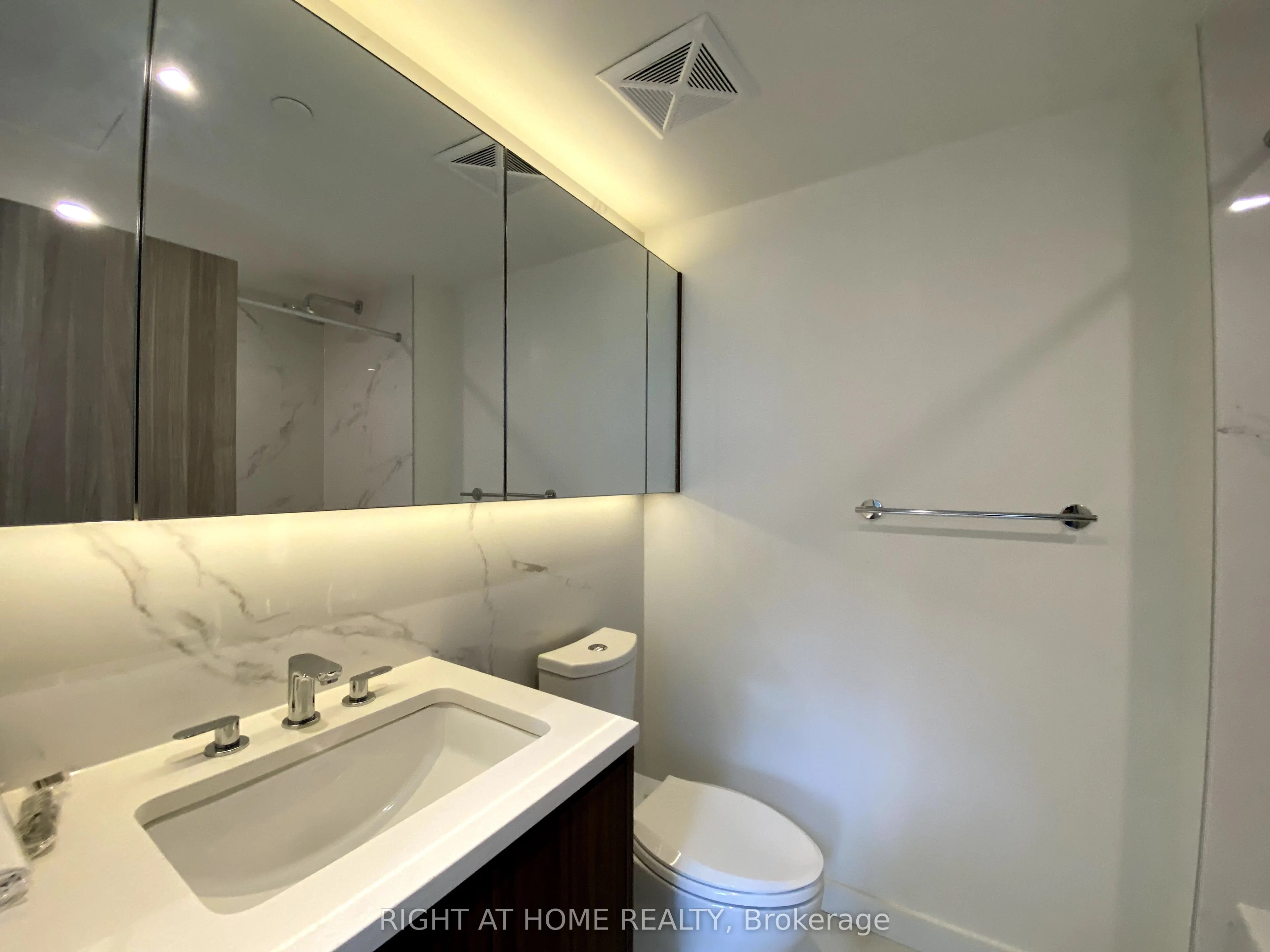 11 mcmahon Drive S, #106