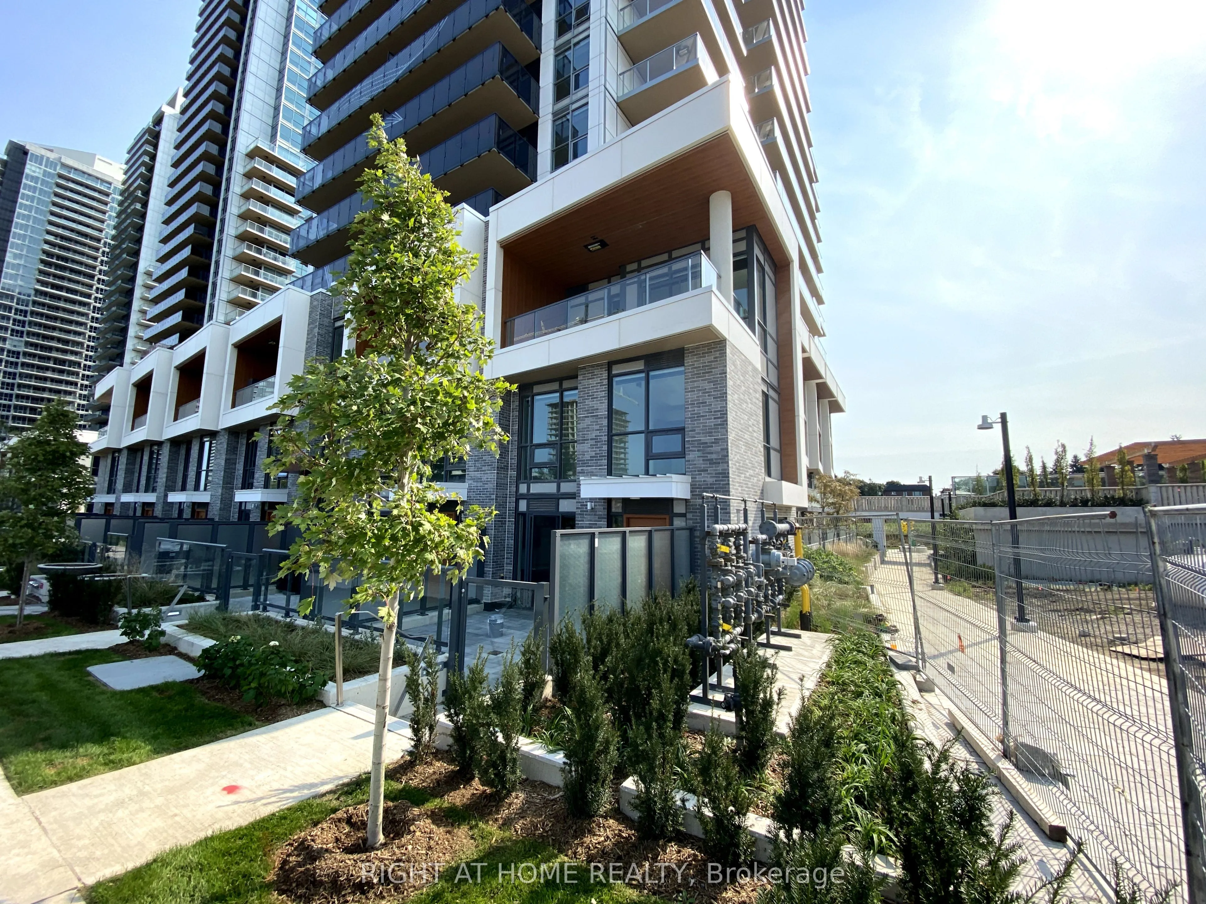 11 mcmahon Drive S, #106