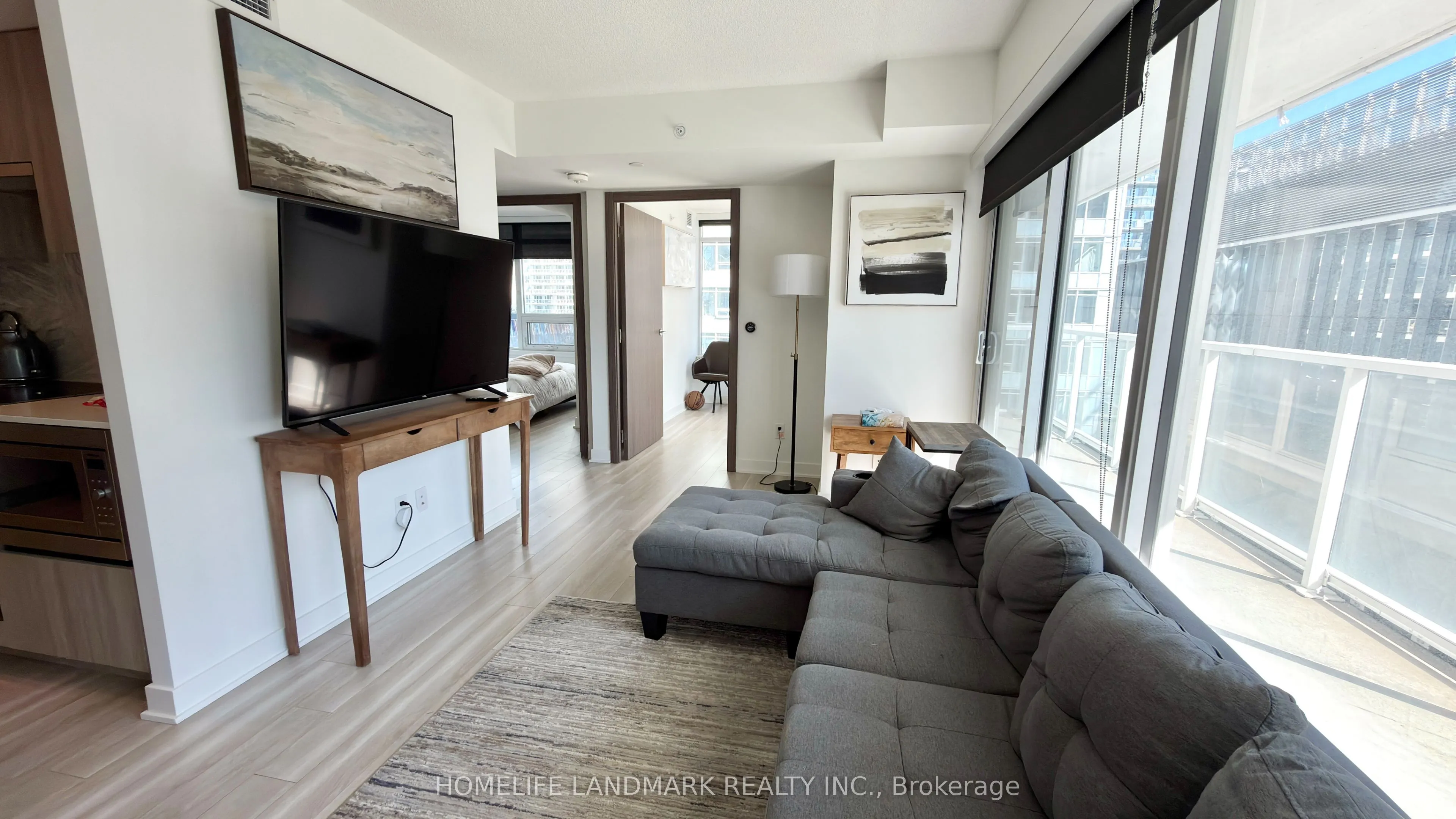 19 Bathurst Street, #911