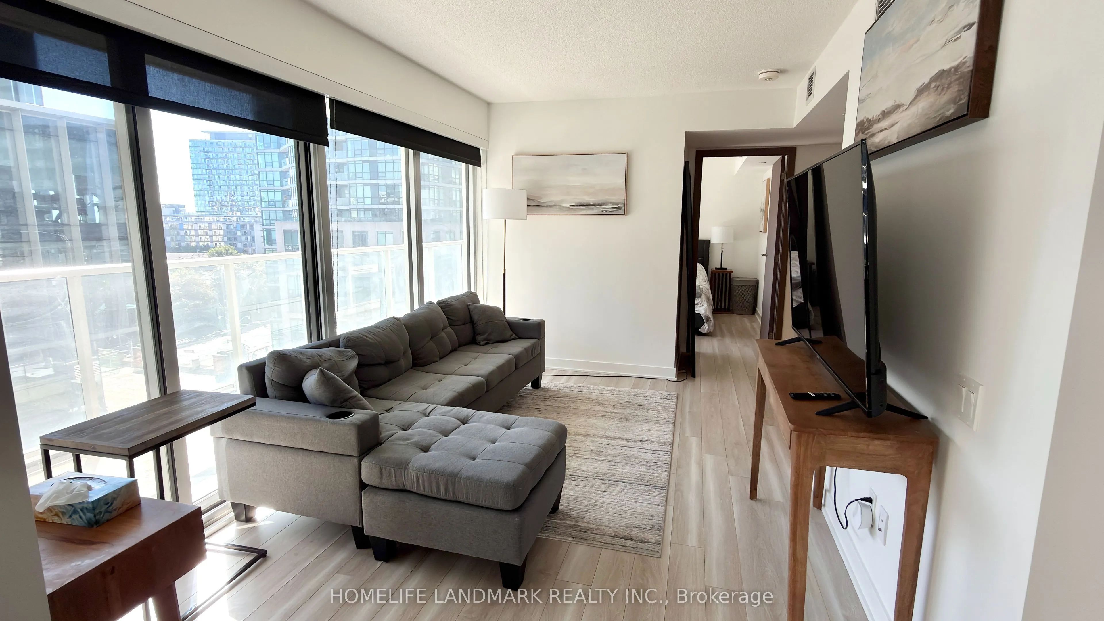 19 Bathurst Street, #911