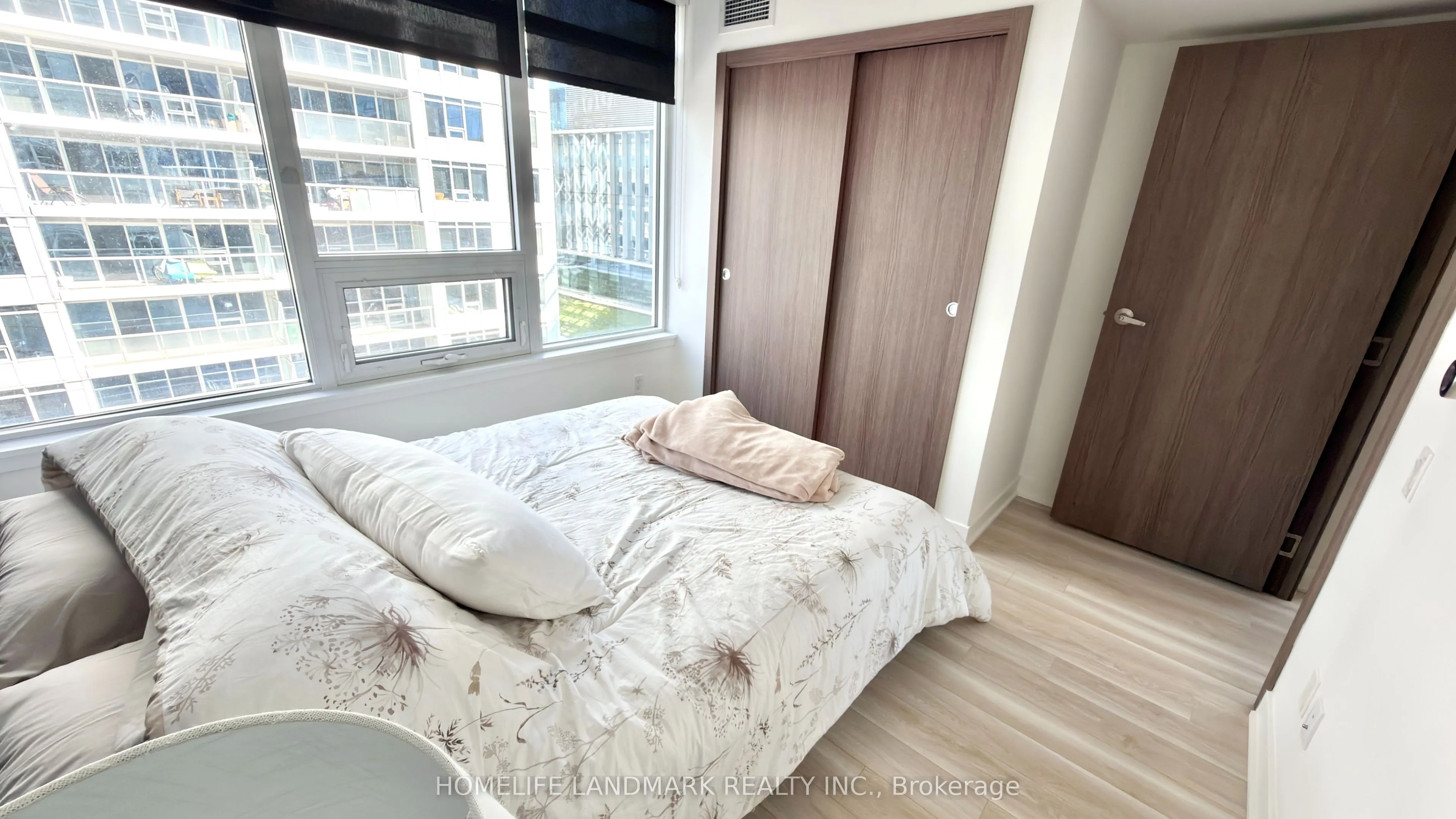 19 Bathurst Street, #911