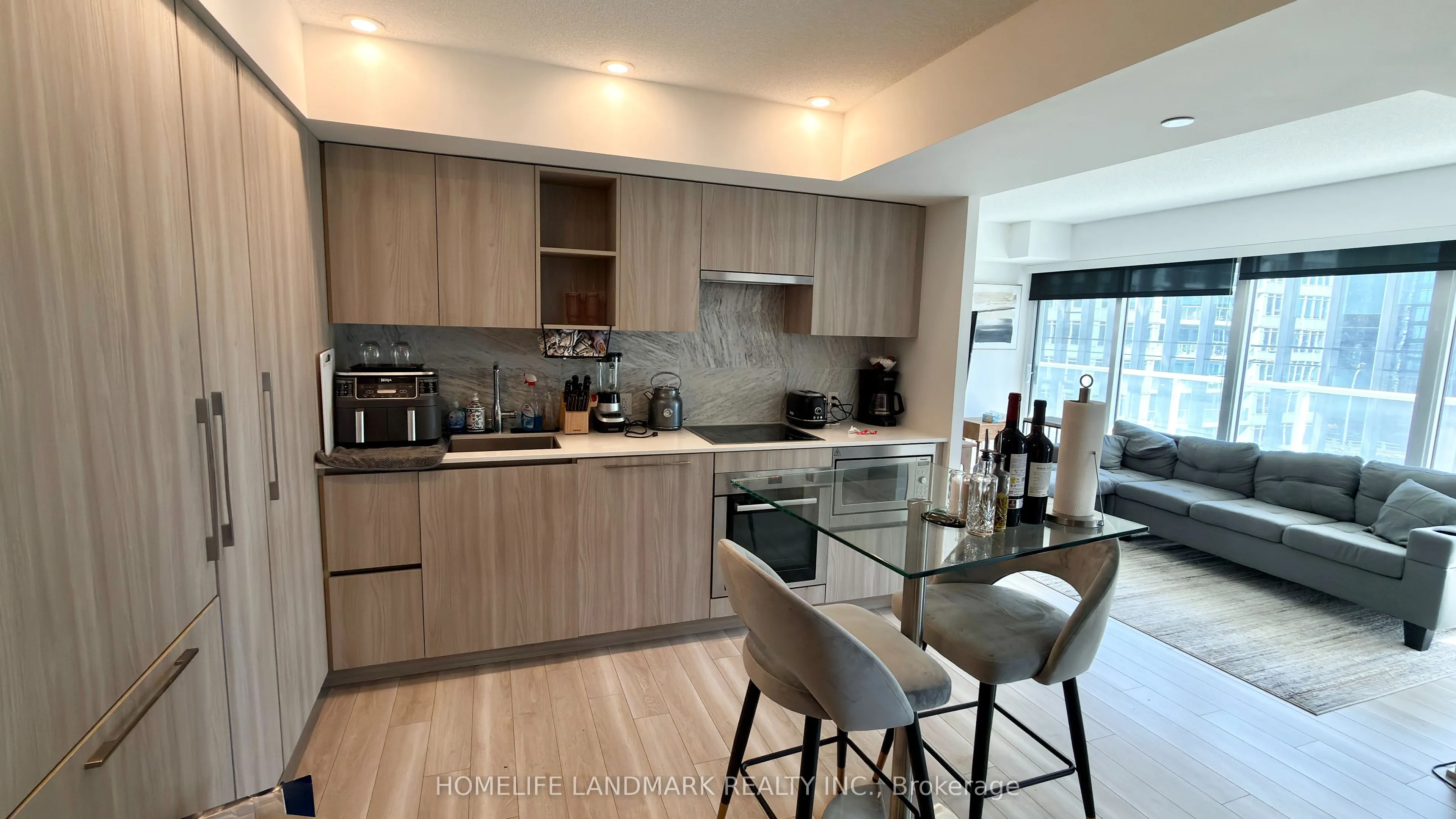 19 Bathurst Street, #911