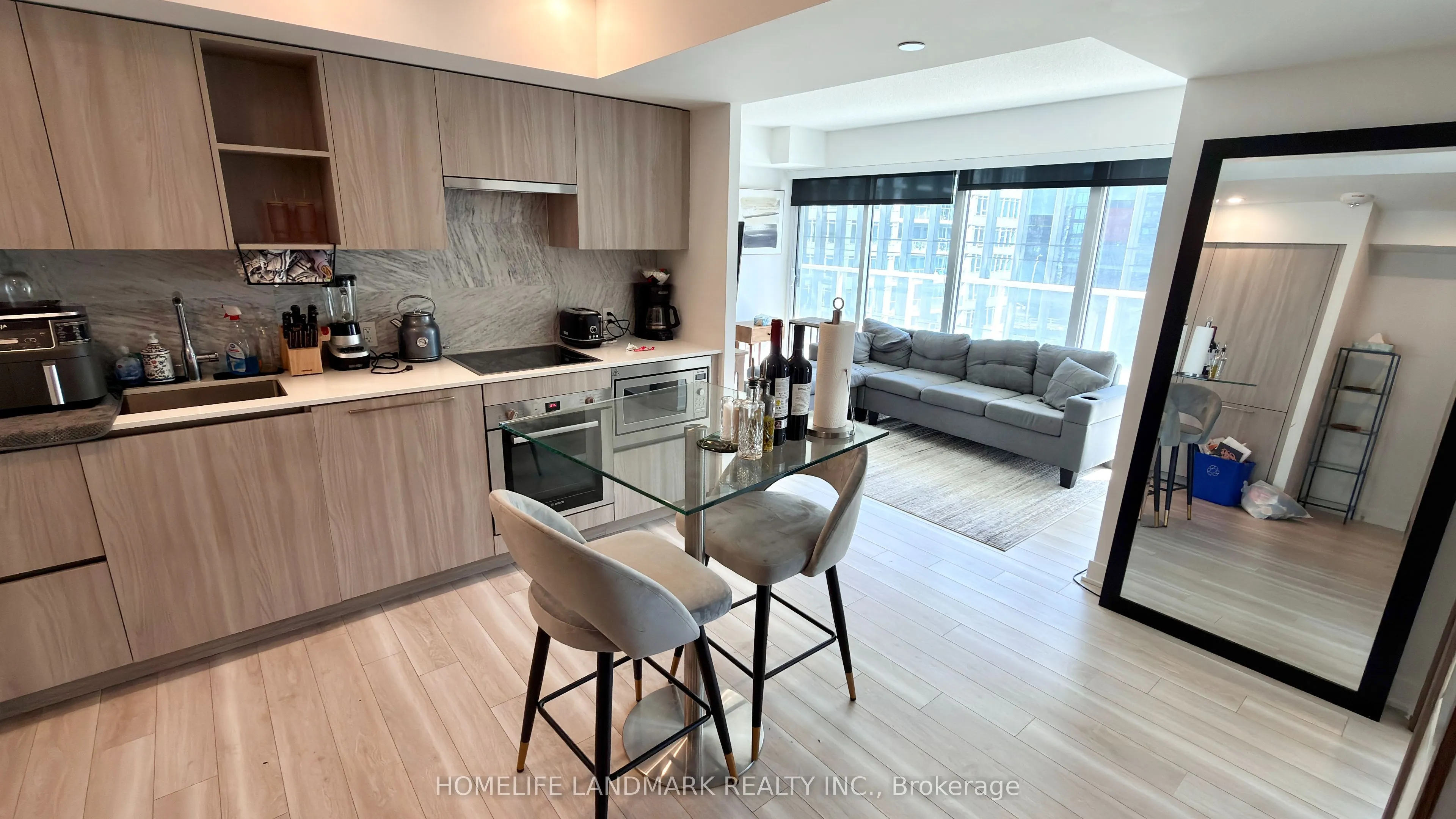 19 Bathurst Street, #911
