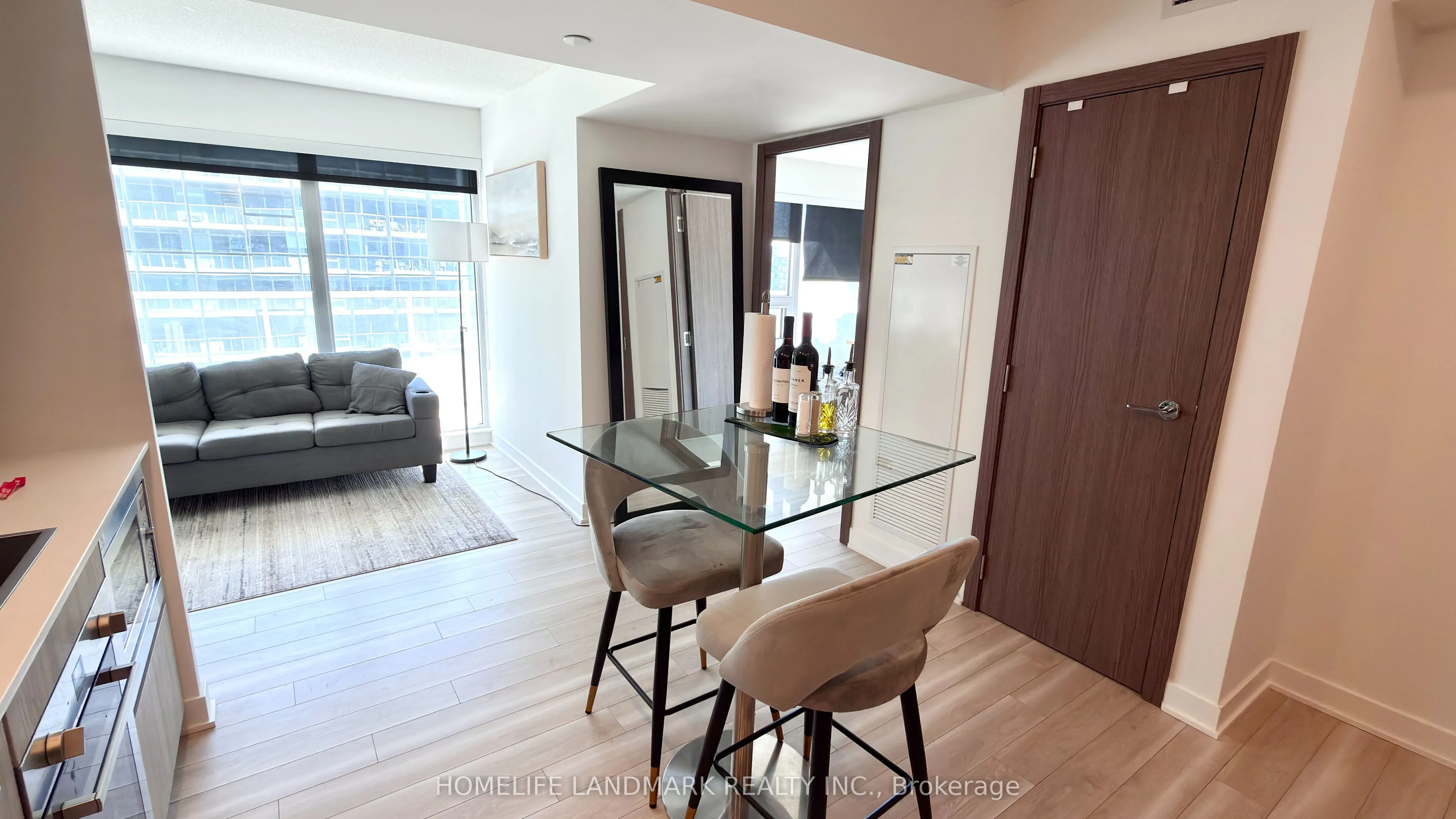19 Bathurst Street, #911