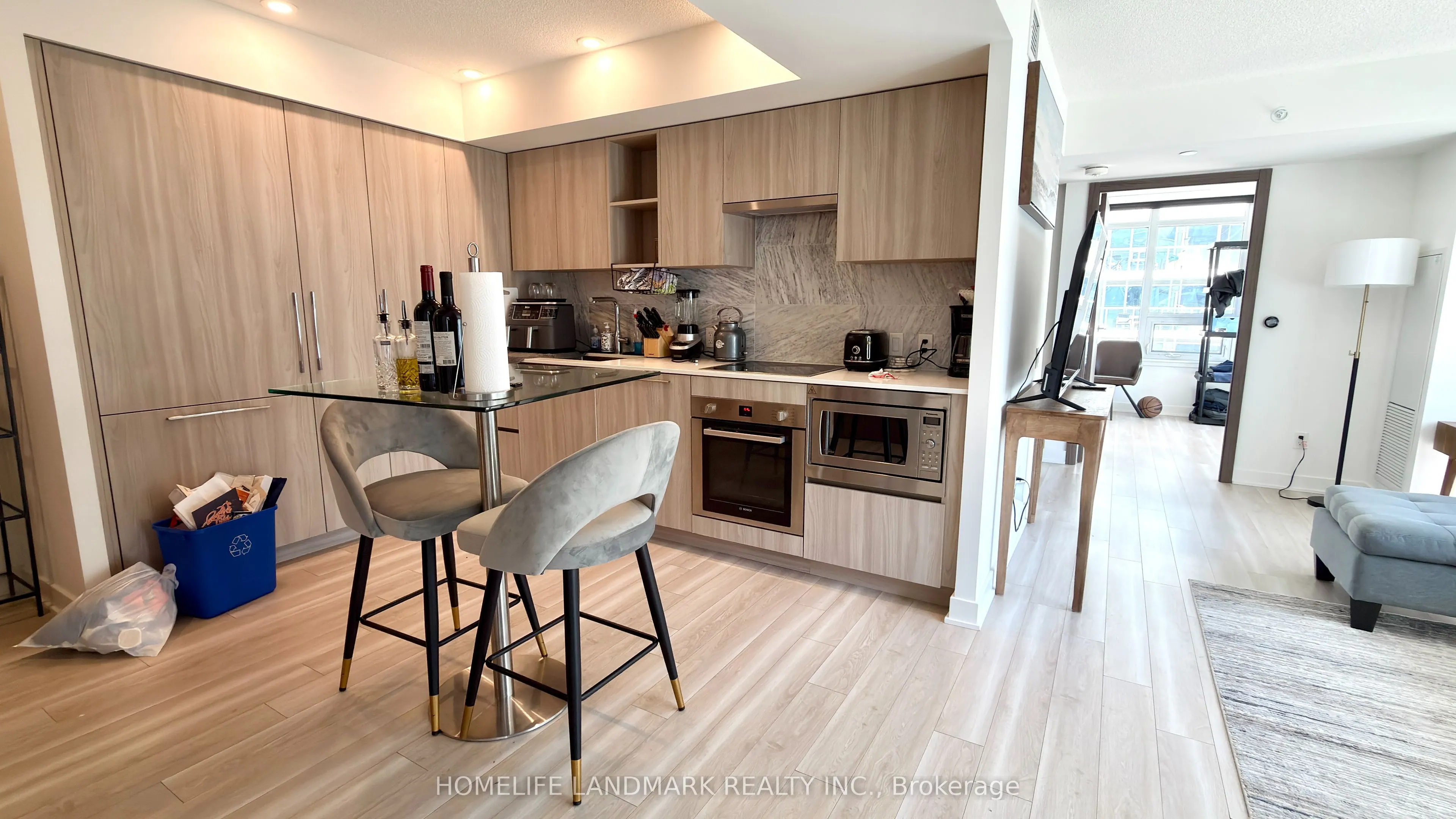 19 Bathurst Street, #911