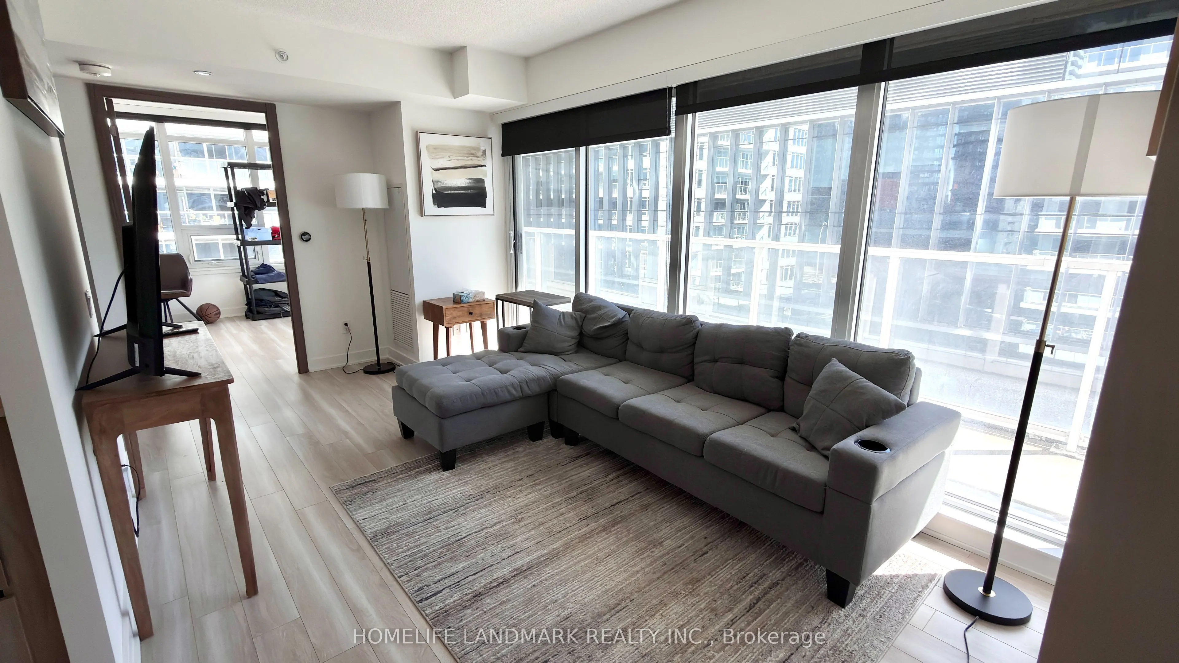 19 Bathurst Street, #911