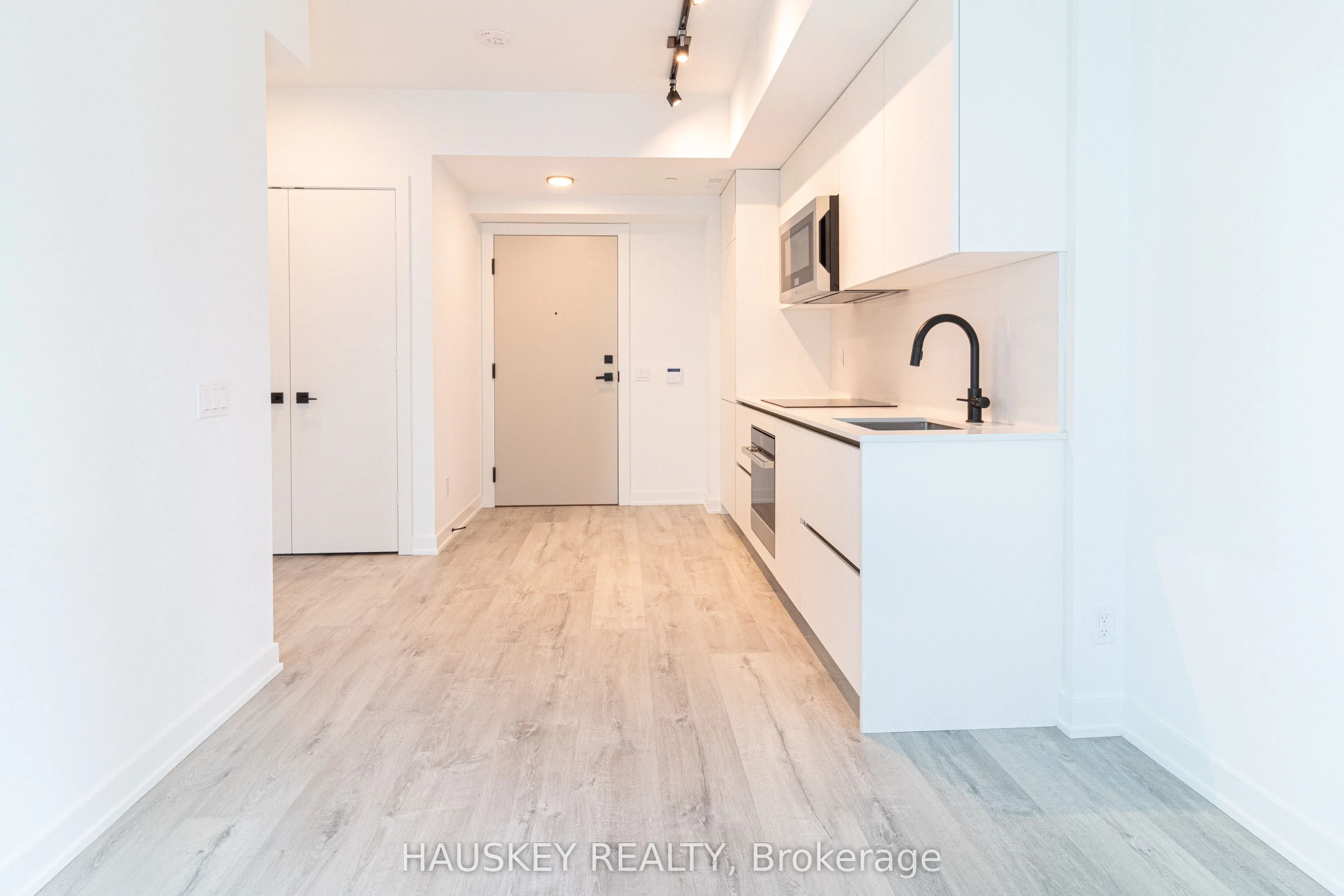 327 King Street W, #3004