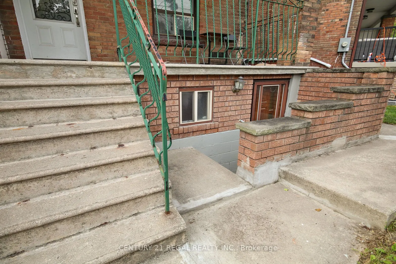 300 Montrose Avenue