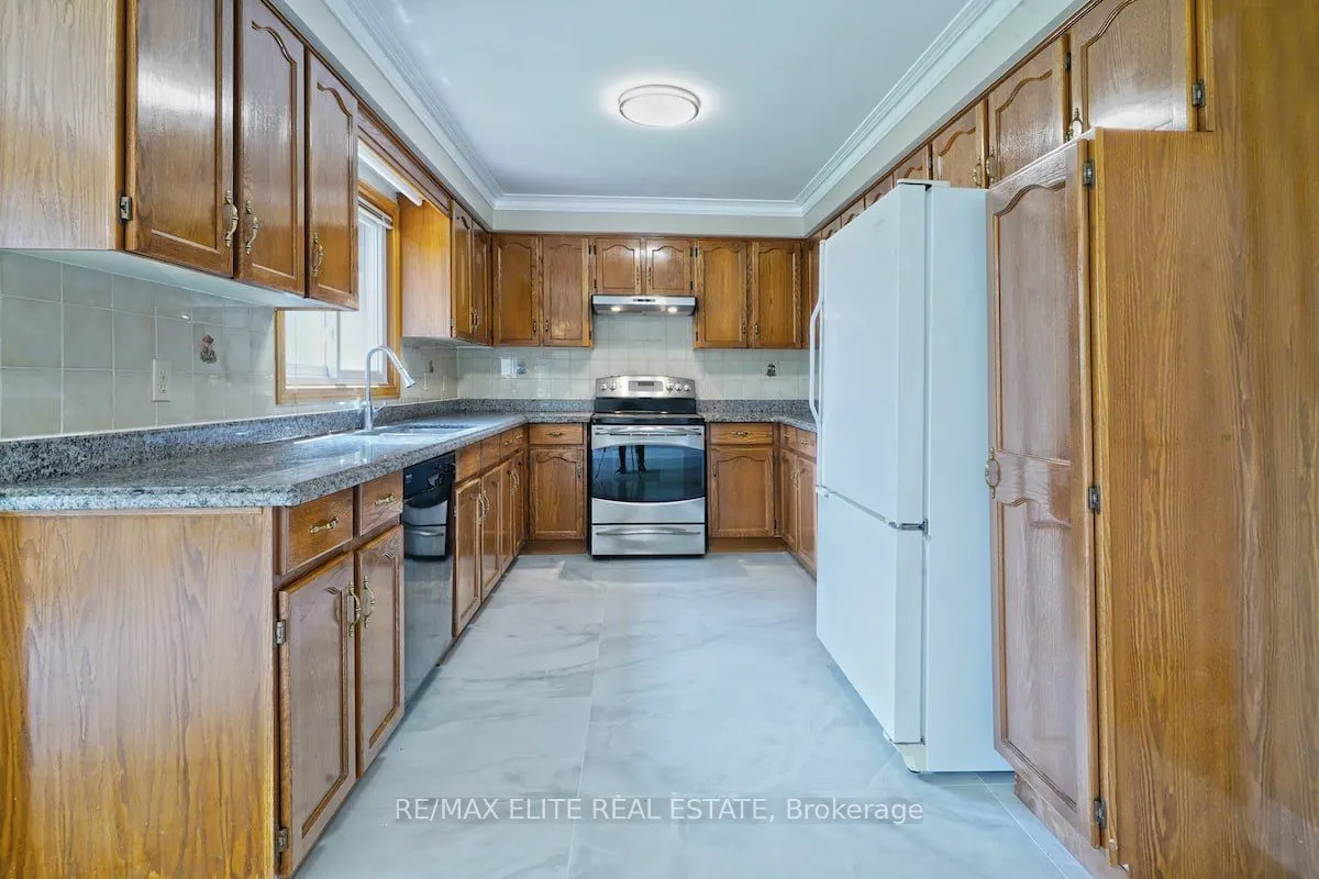 219 Connaught Avenue, #Main