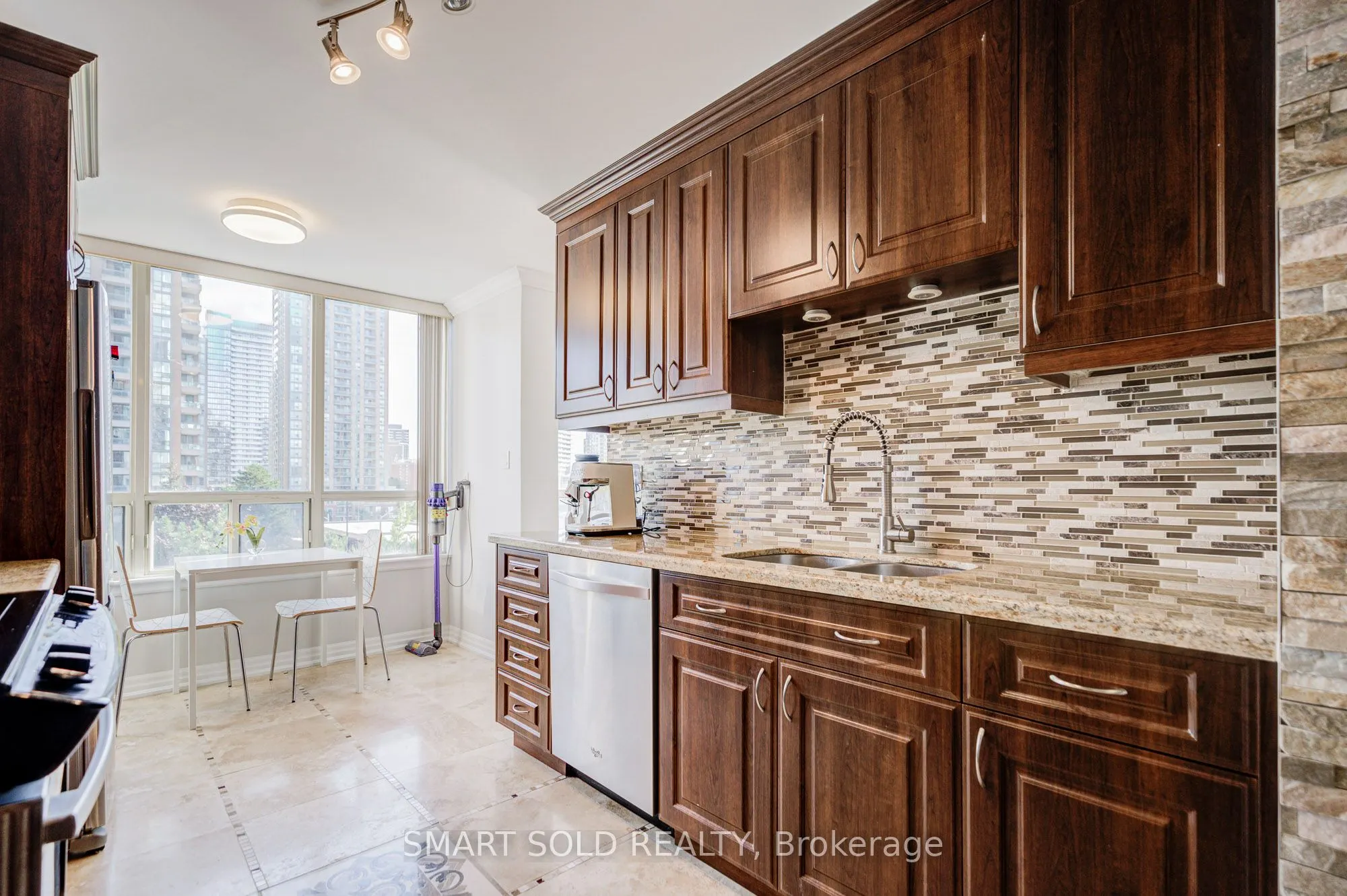 7 Bishop Avenue, #516