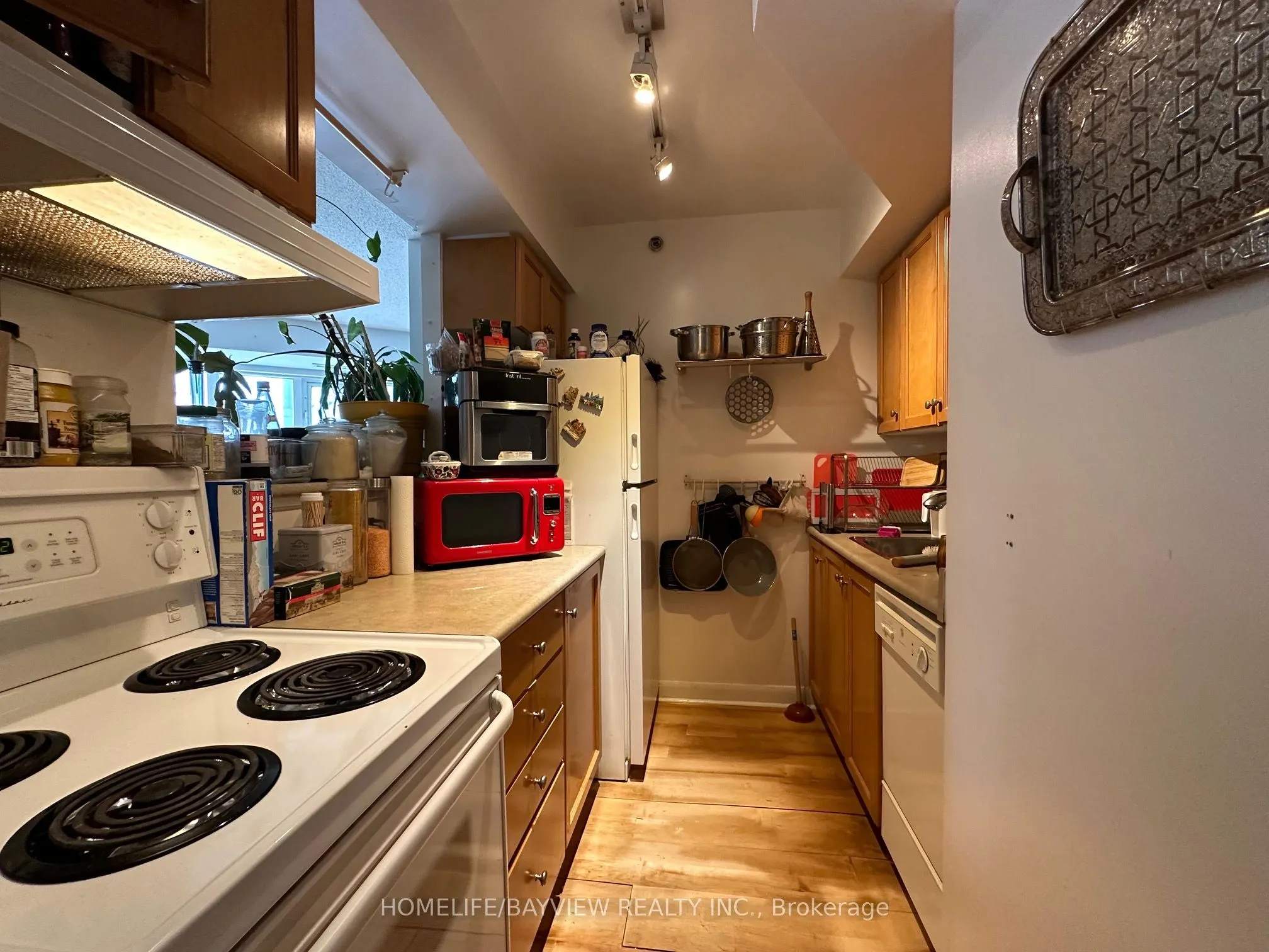 210 Victoria Street, #610
