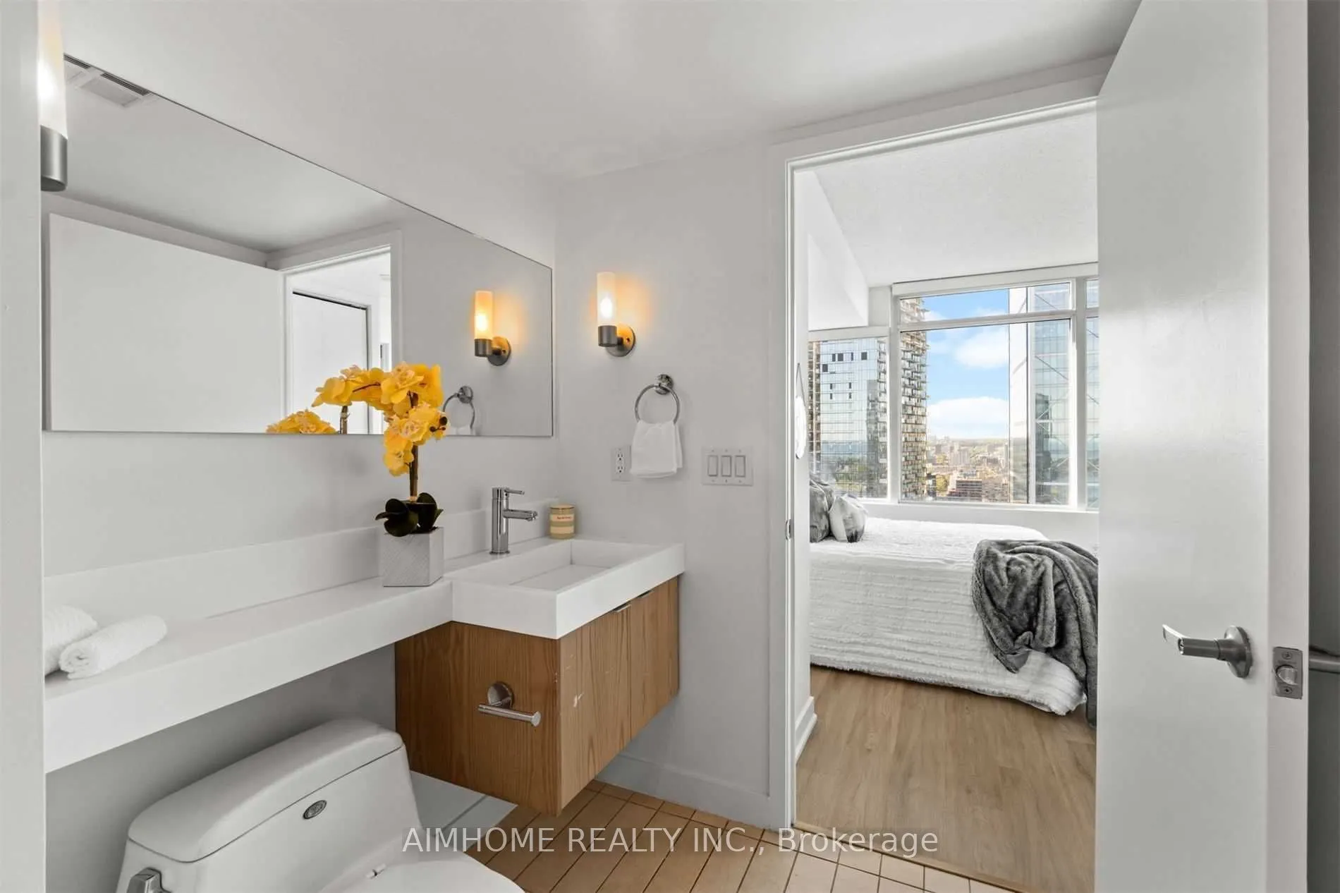 25 Telegram Mews, #4511