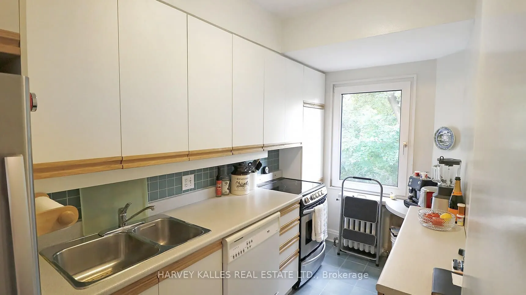 95 Chatsworth Drive, #Upper