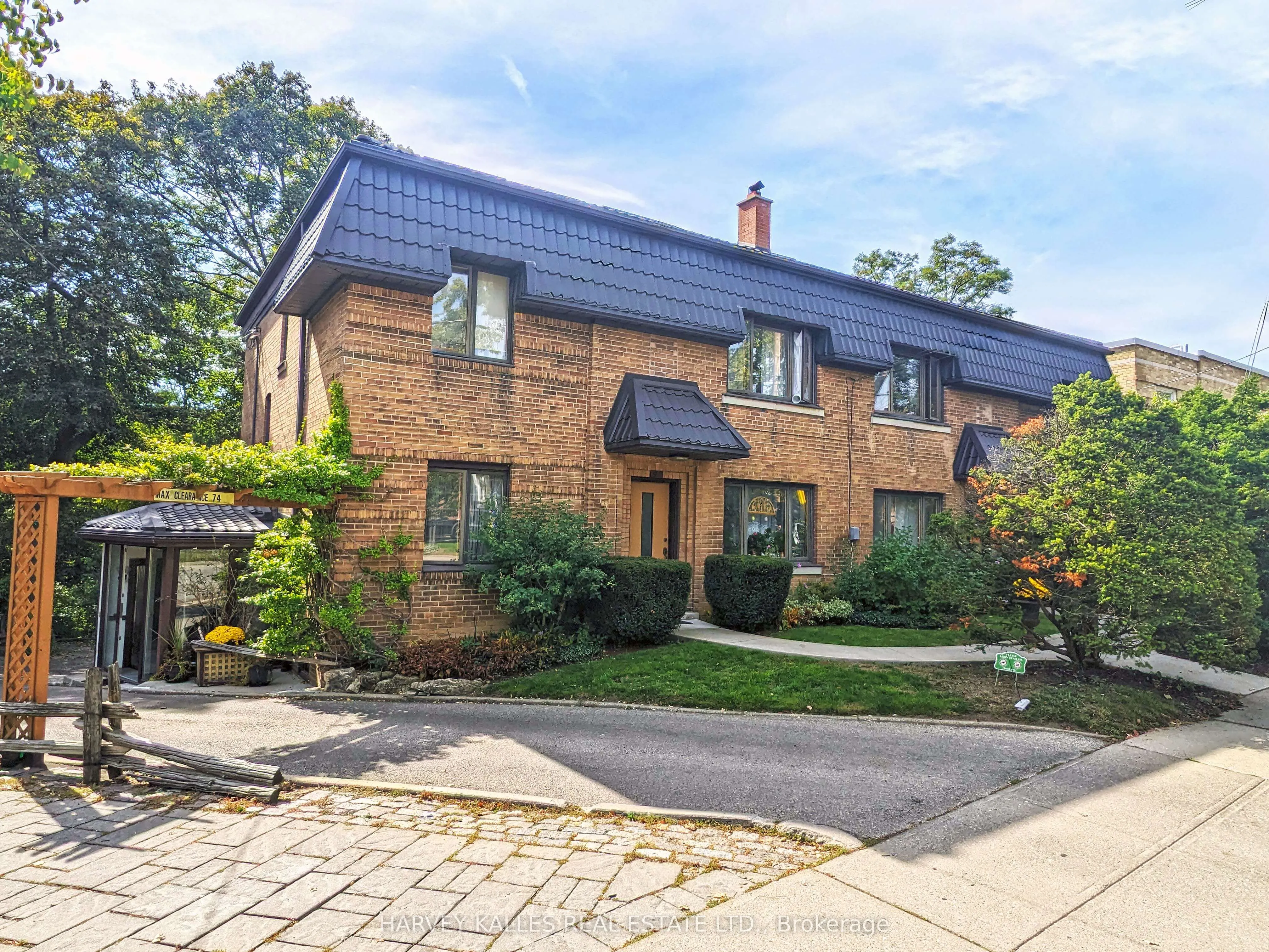 95 Chatsworth Drive, #Upper