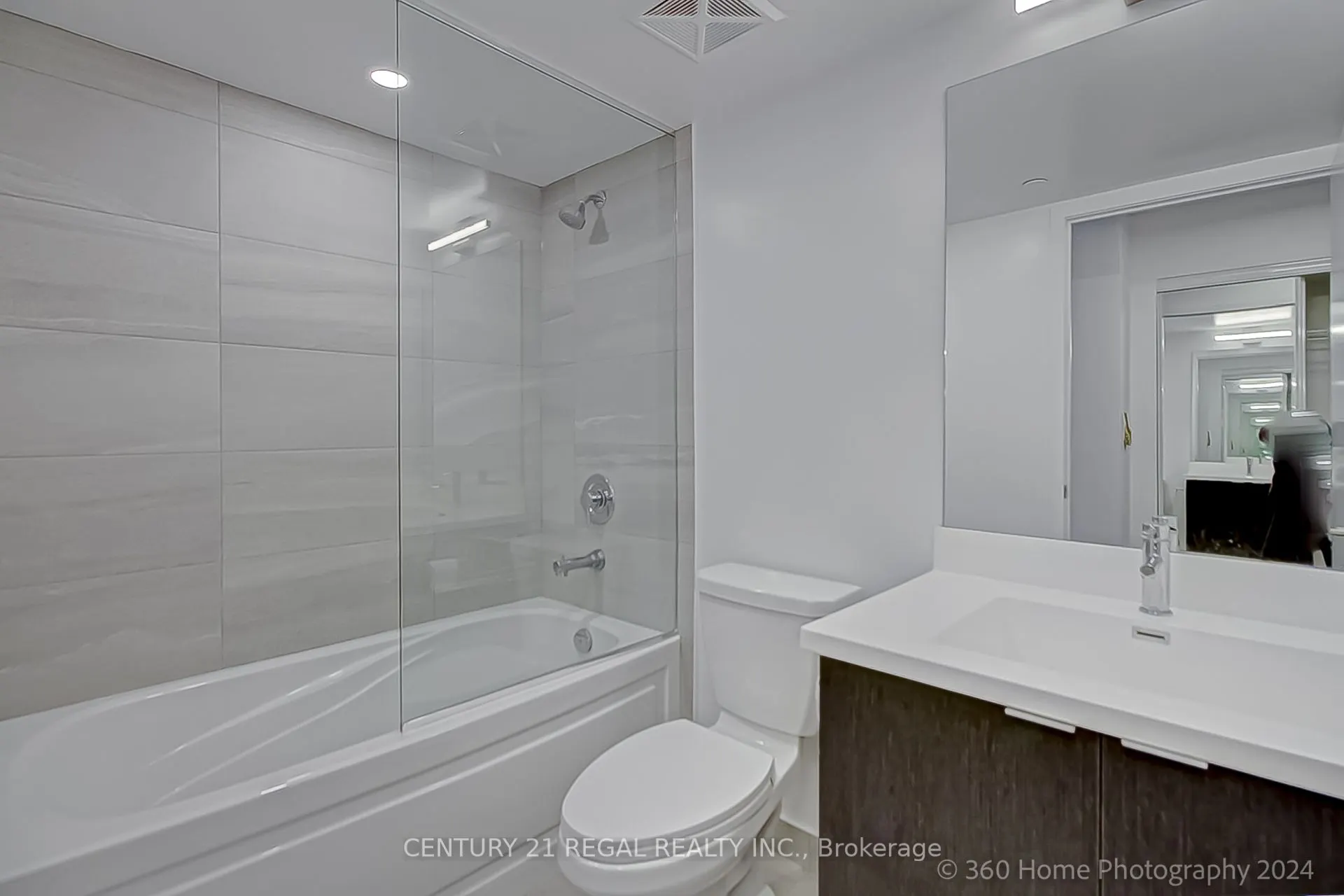 219 Dundas Street E