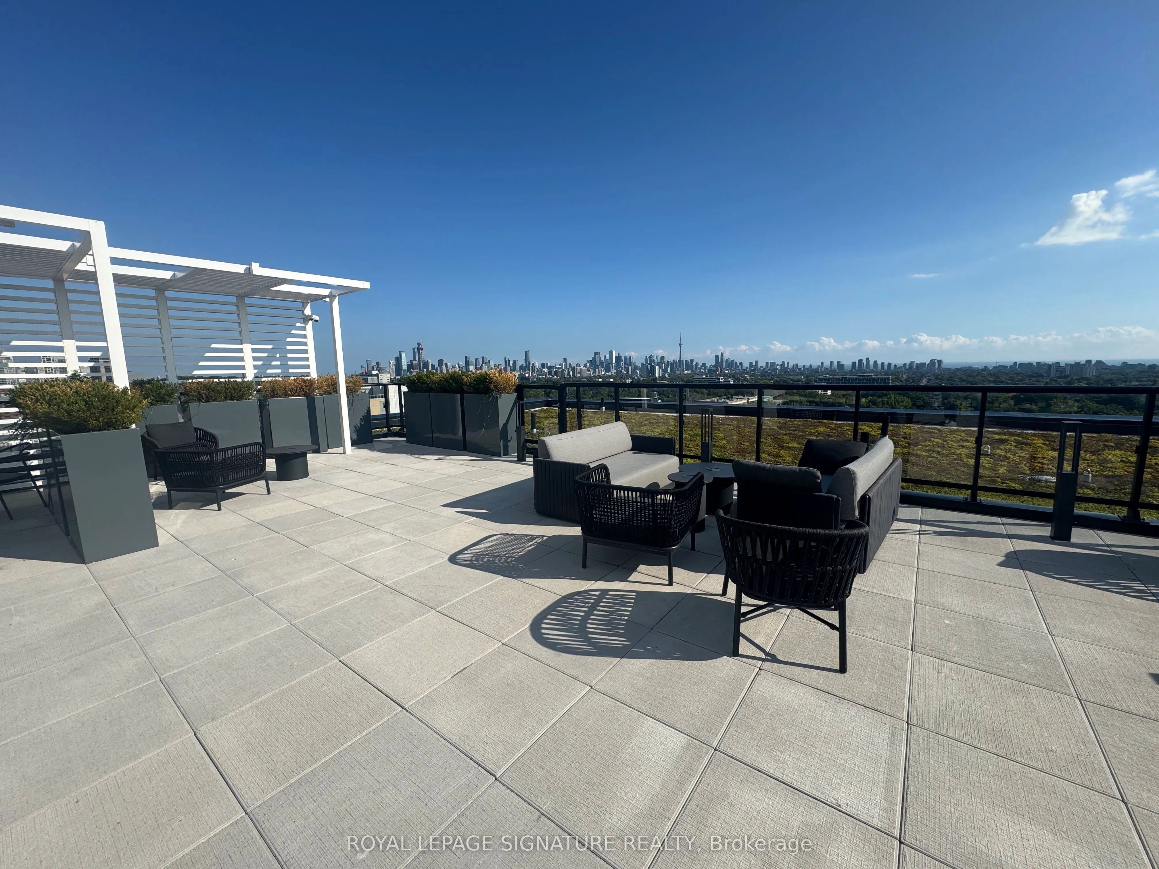 900 St Clair Avenue W