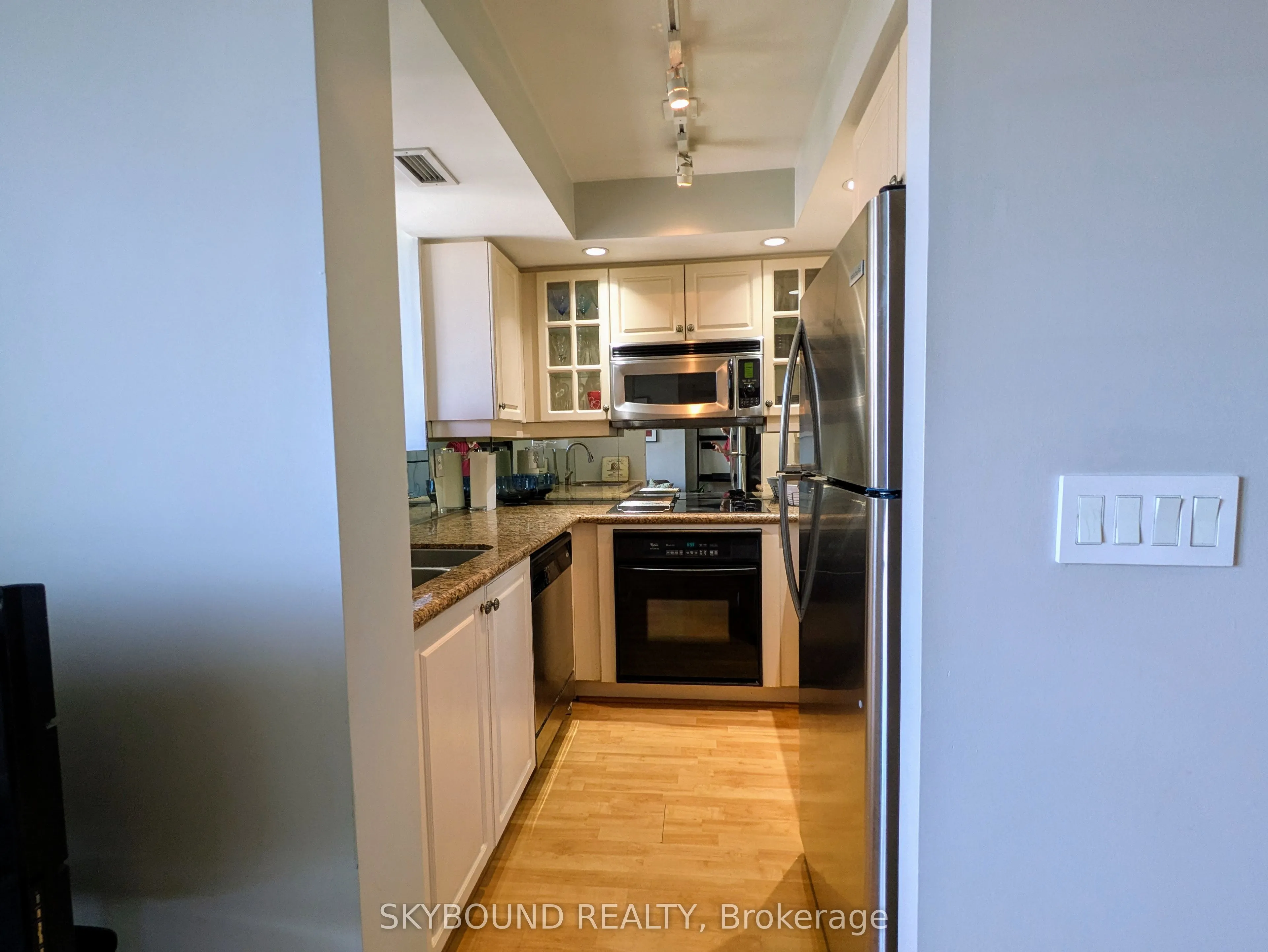 140 Simcoe Street, #PH1620
