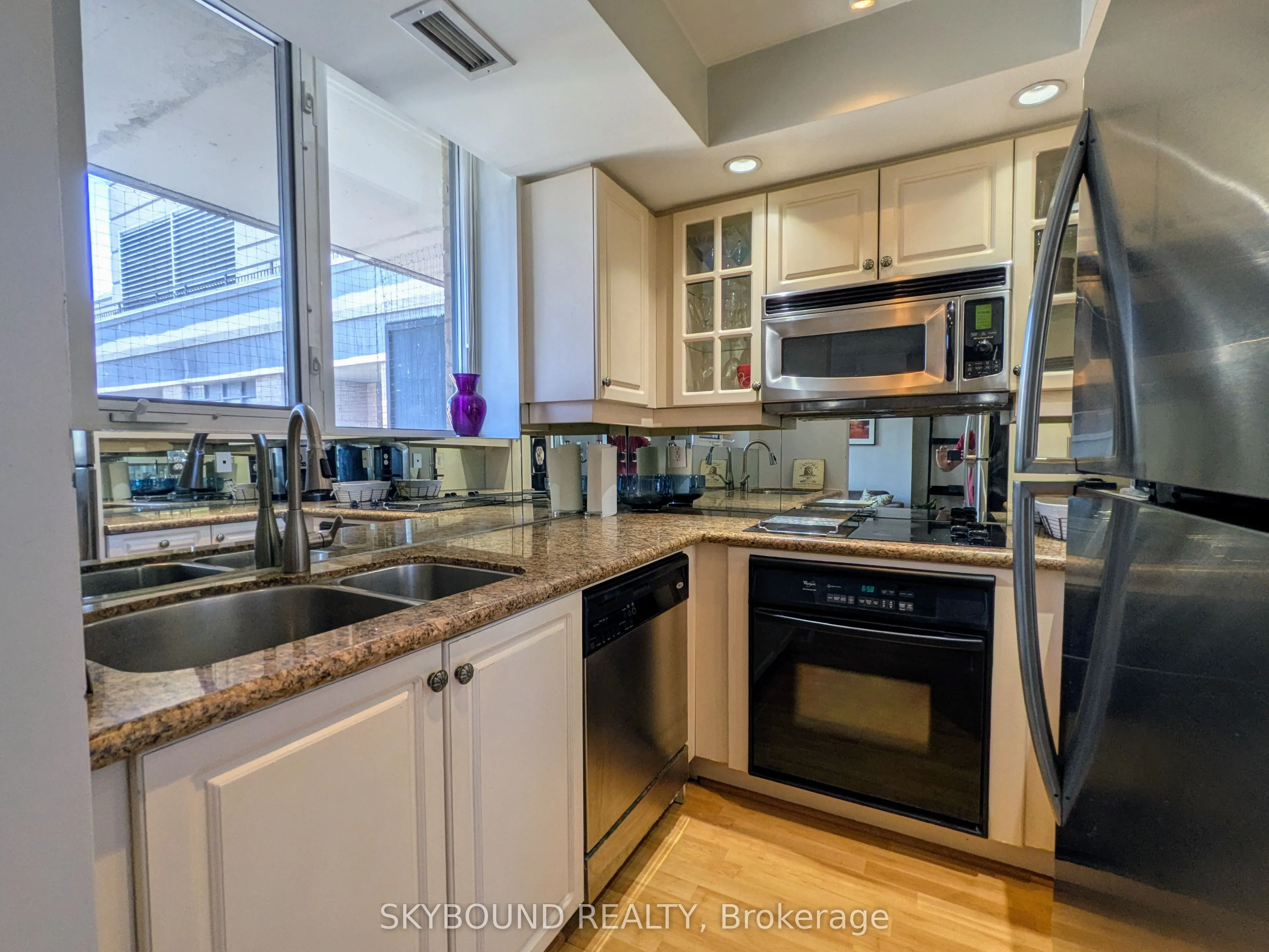 140 Simcoe Street, #PH1620