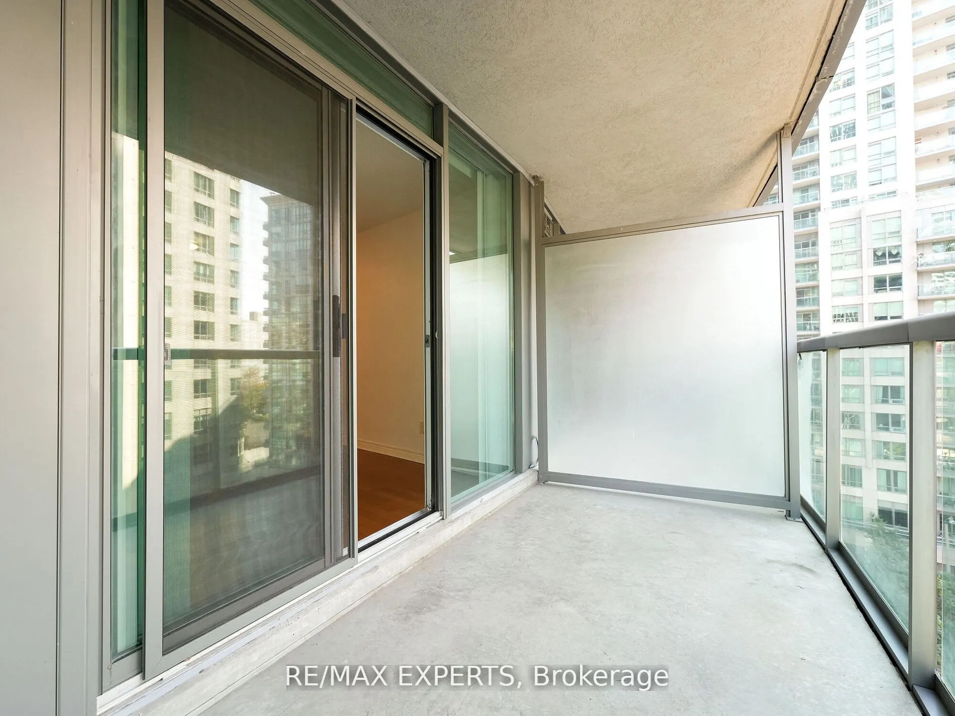 30 Grand Trunk Crescent, #812