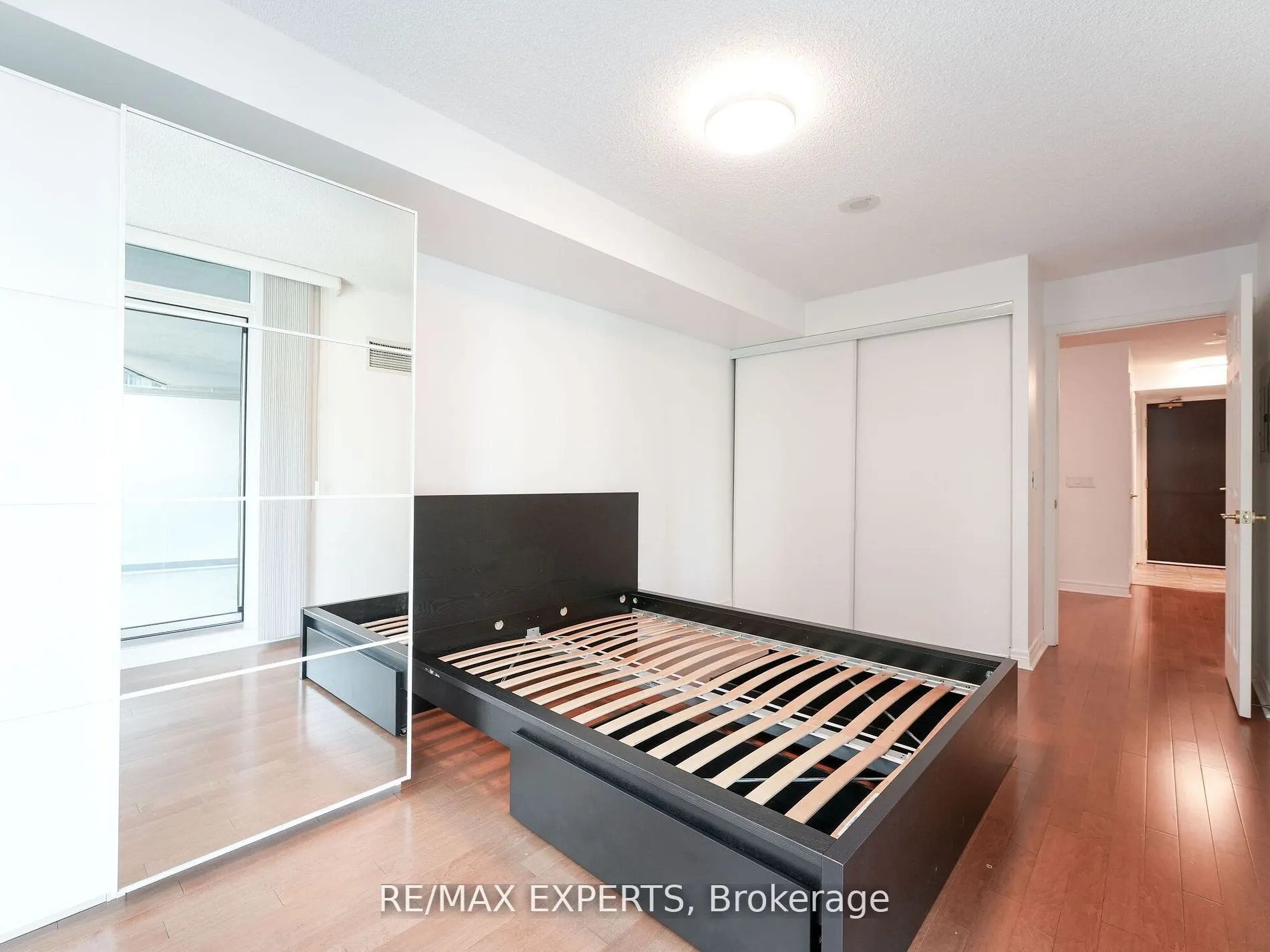 30 Grand Trunk Crescent, #812