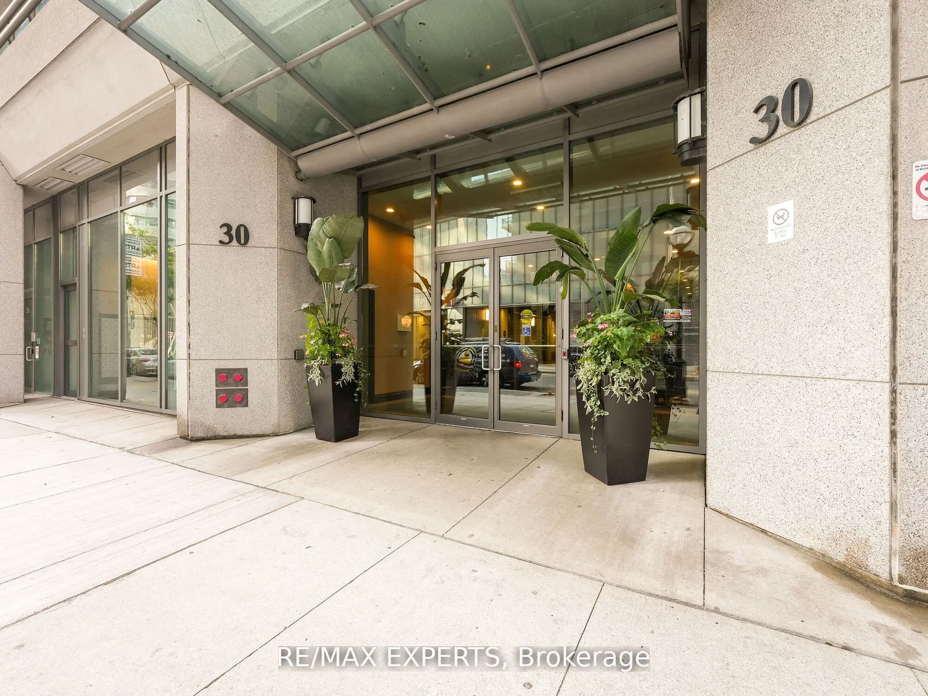 30 Grand Trunk Crescent, #812