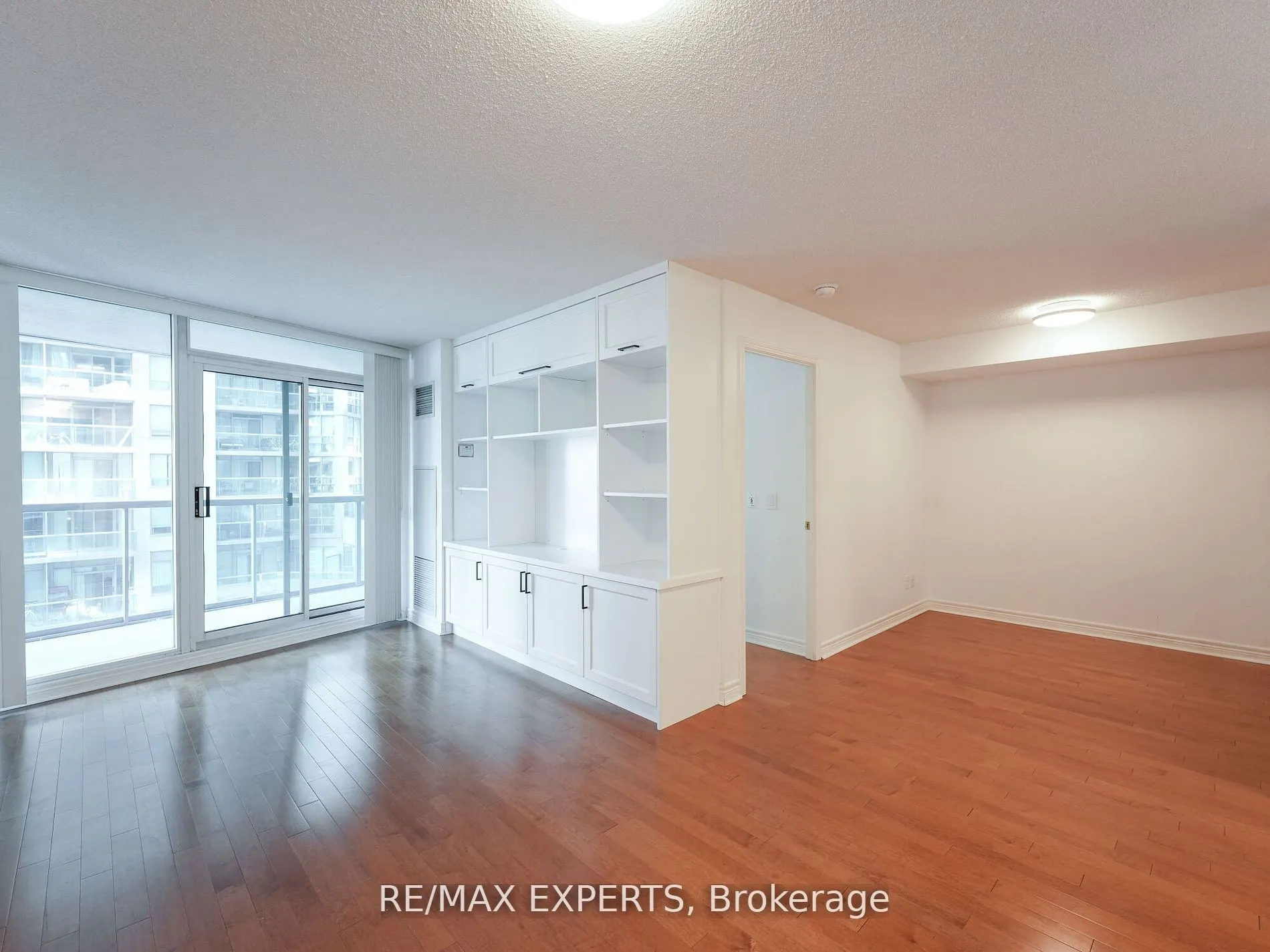 30 Grand Trunk Crescent, #812